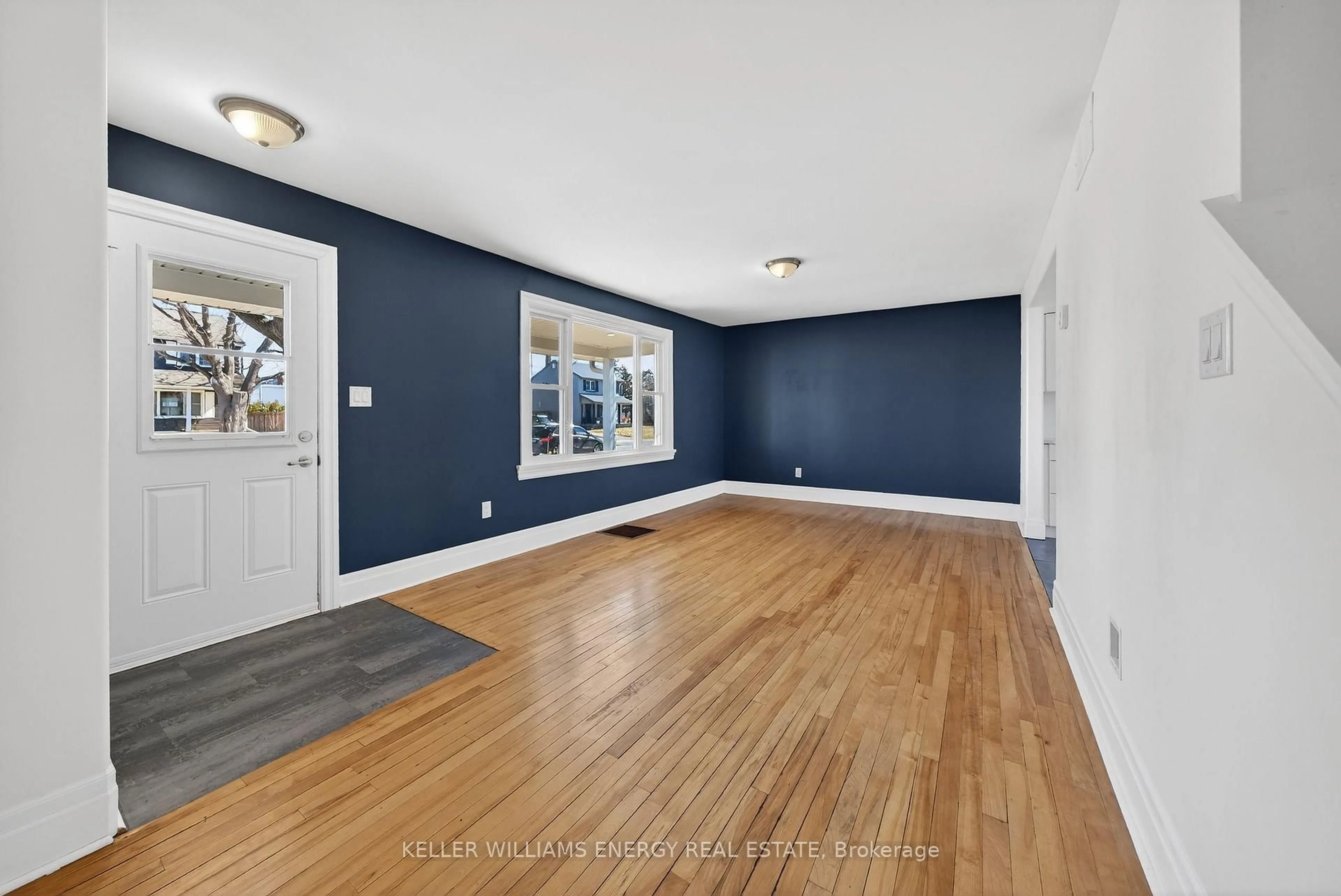 Indoor entryway for 1 Diver Belt Dr, Prince Edward County Ontario K0K 2T0