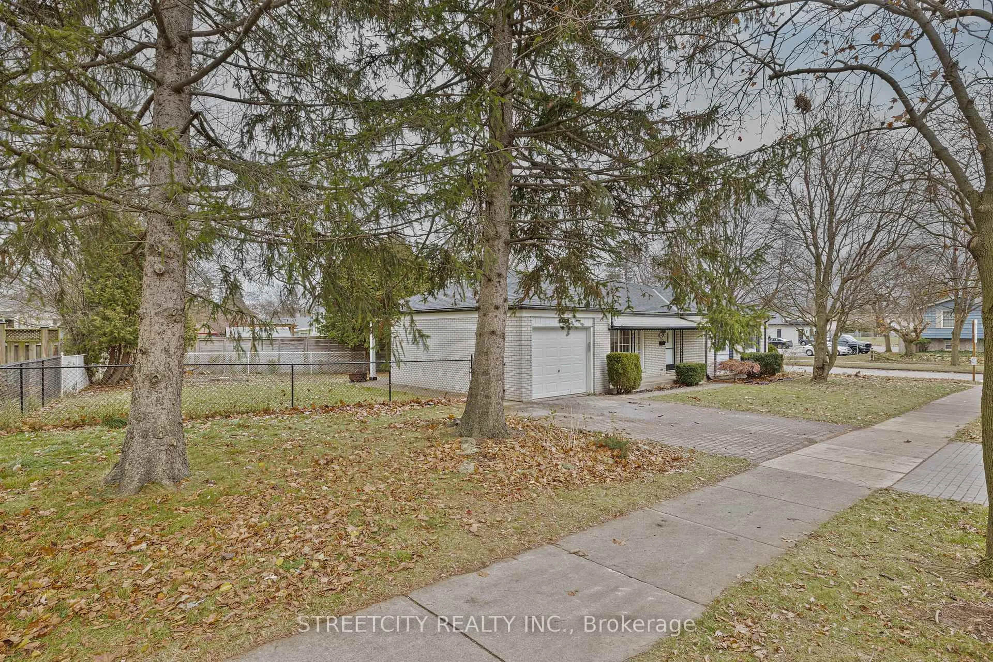 Unknown for 696 Village Green Ave, London South Ontario N6K 1H1