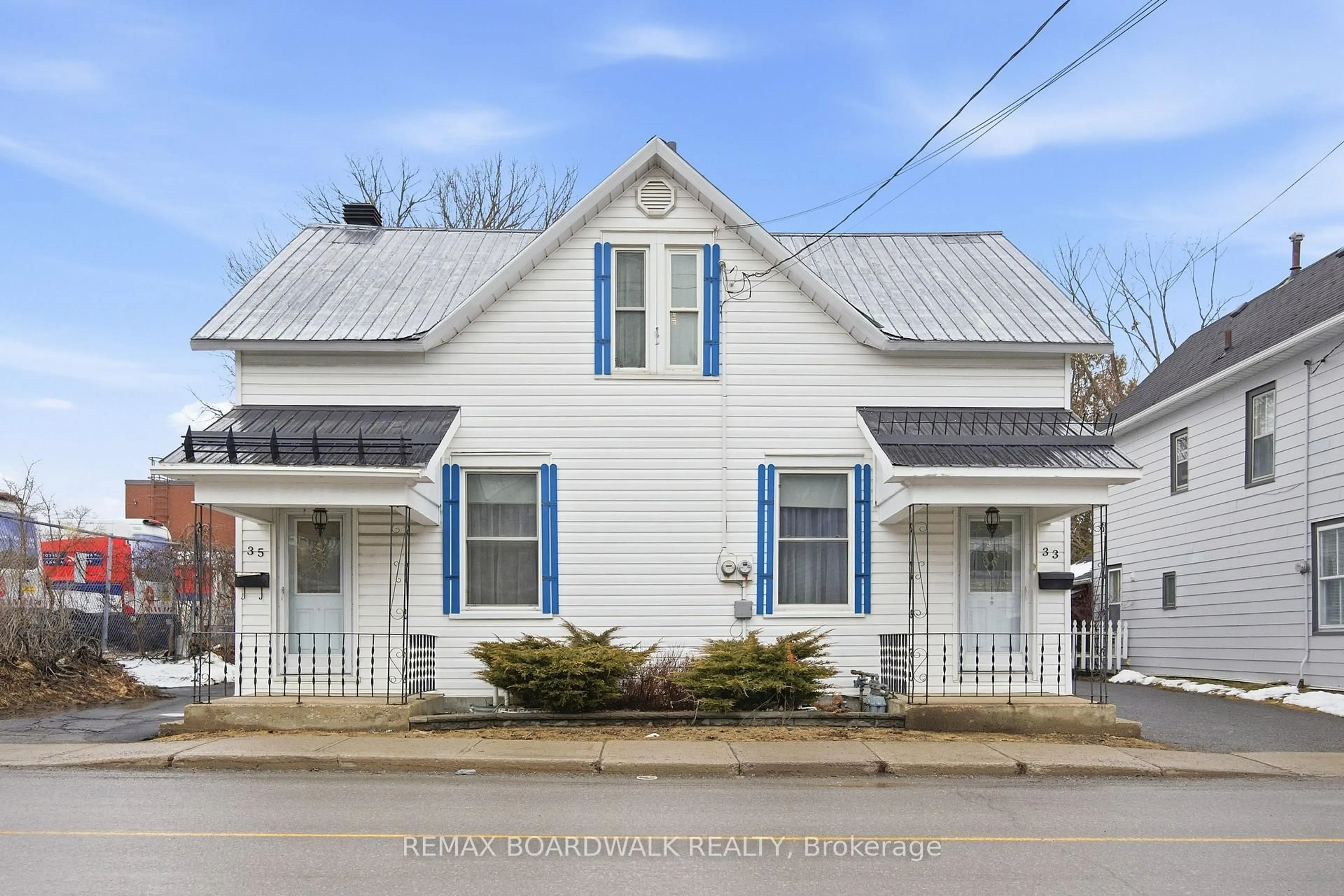 Home with vinyl exterior material, building for 33-35 Victoria St, Carleton Place Ontario K7C 2W2