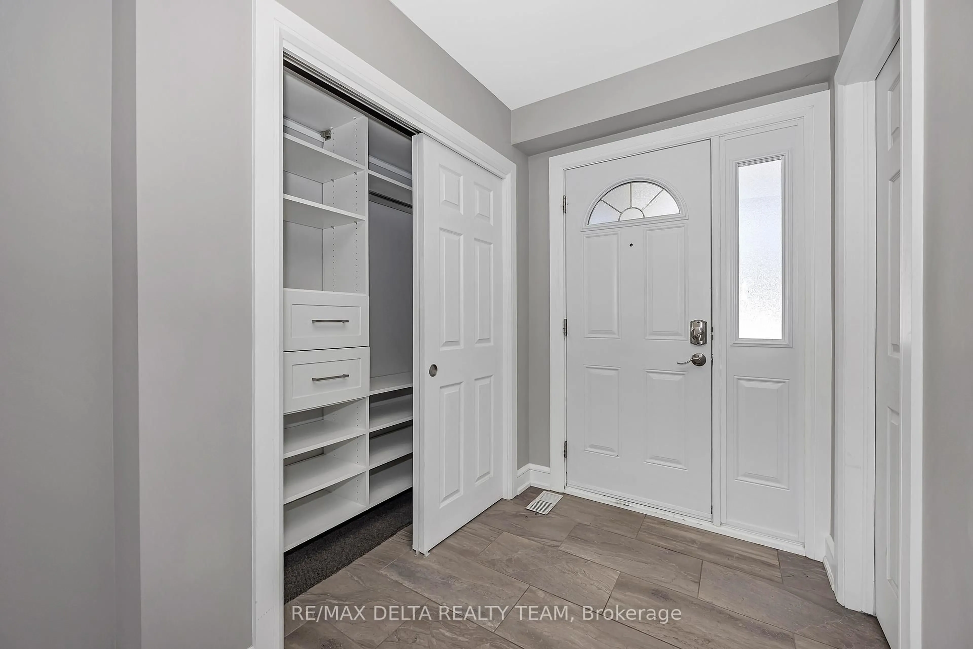 Indoor entryway for 57 Blackdome Cres, Ottawa Ontario K2T 1B1