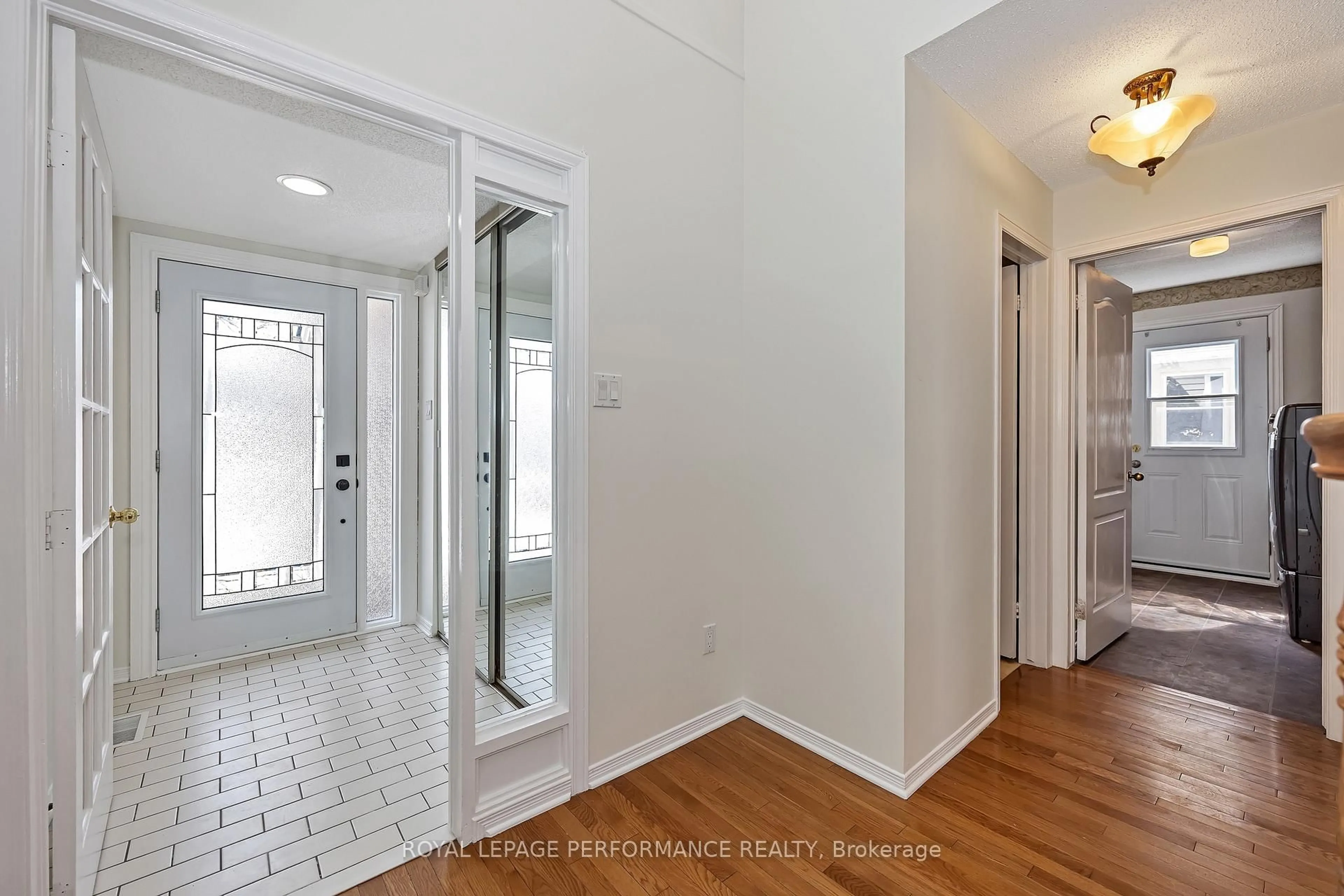 Indoor entryway for 2023 Rolling Brook Dr, Ottawa Ontario K1W 1C9