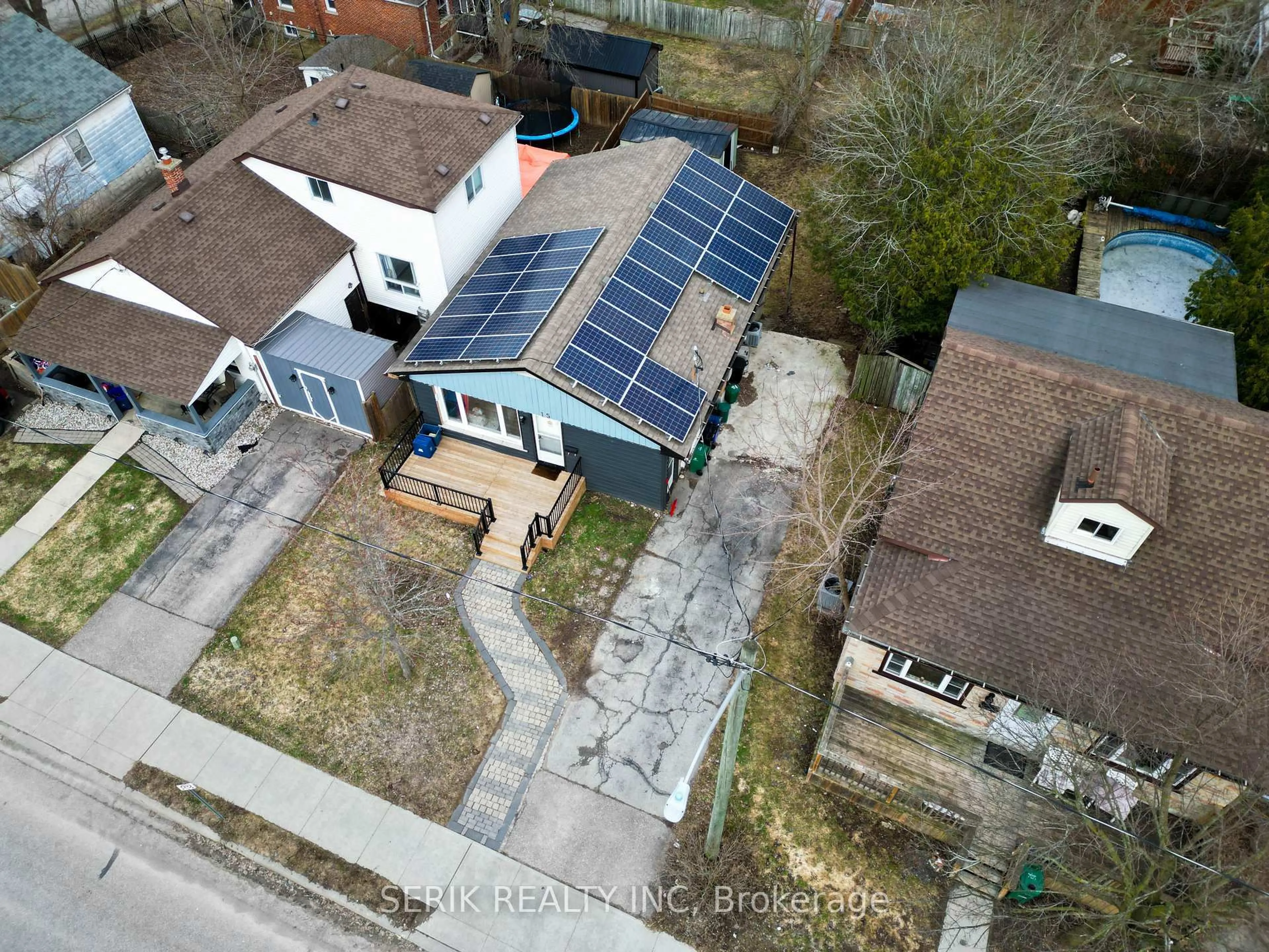 A pic from outside/outdoor area/front of a property/back of a property/a pic from drone, street for 15 Borden St, Cambridge Ontario N1S 3N1
