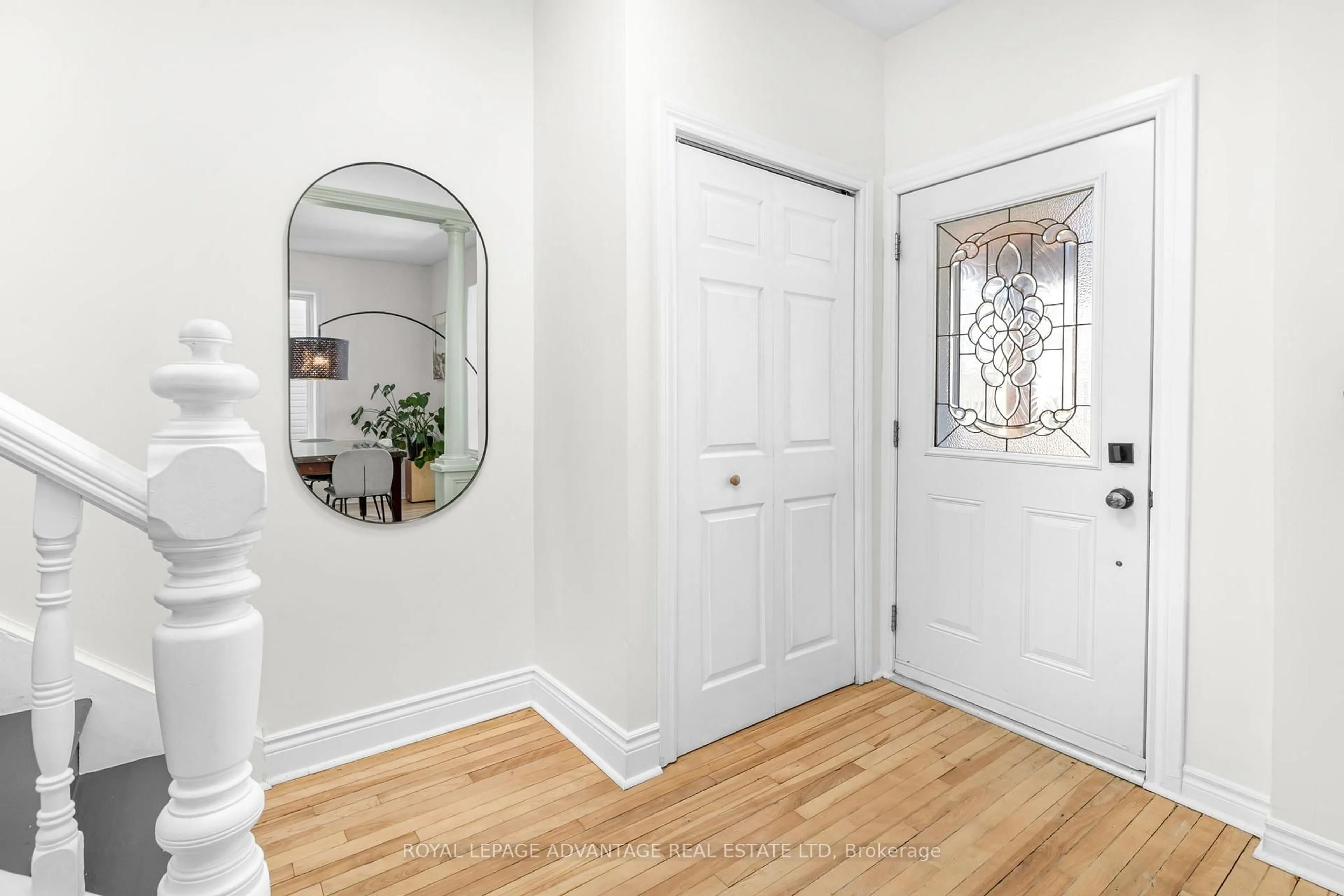 Indoor entryway for 15 KENT St, Smiths Falls Ontario K7A 1B5