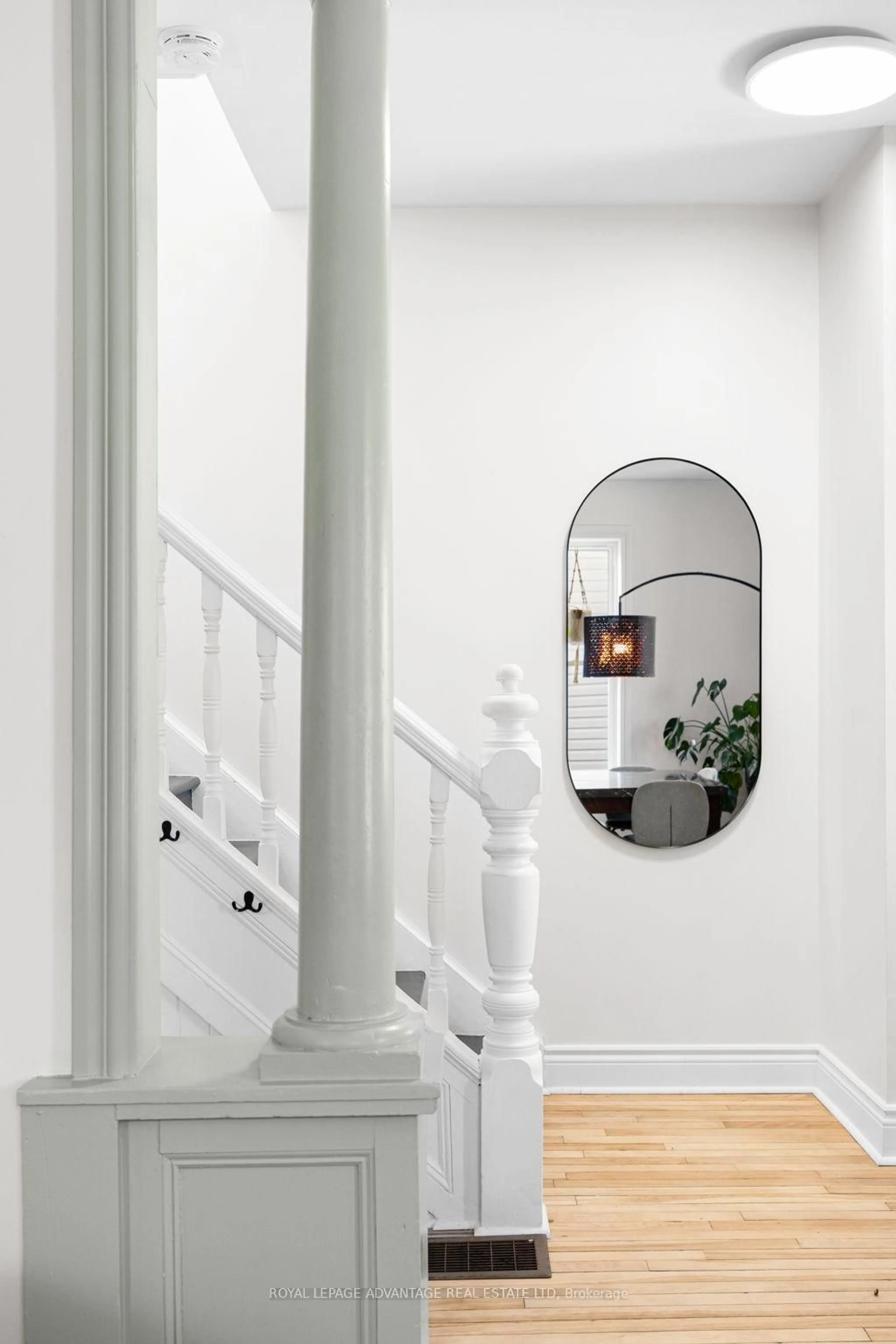 Indoor entryway for 15 KENT St, Smiths Falls Ontario K7A 1B5