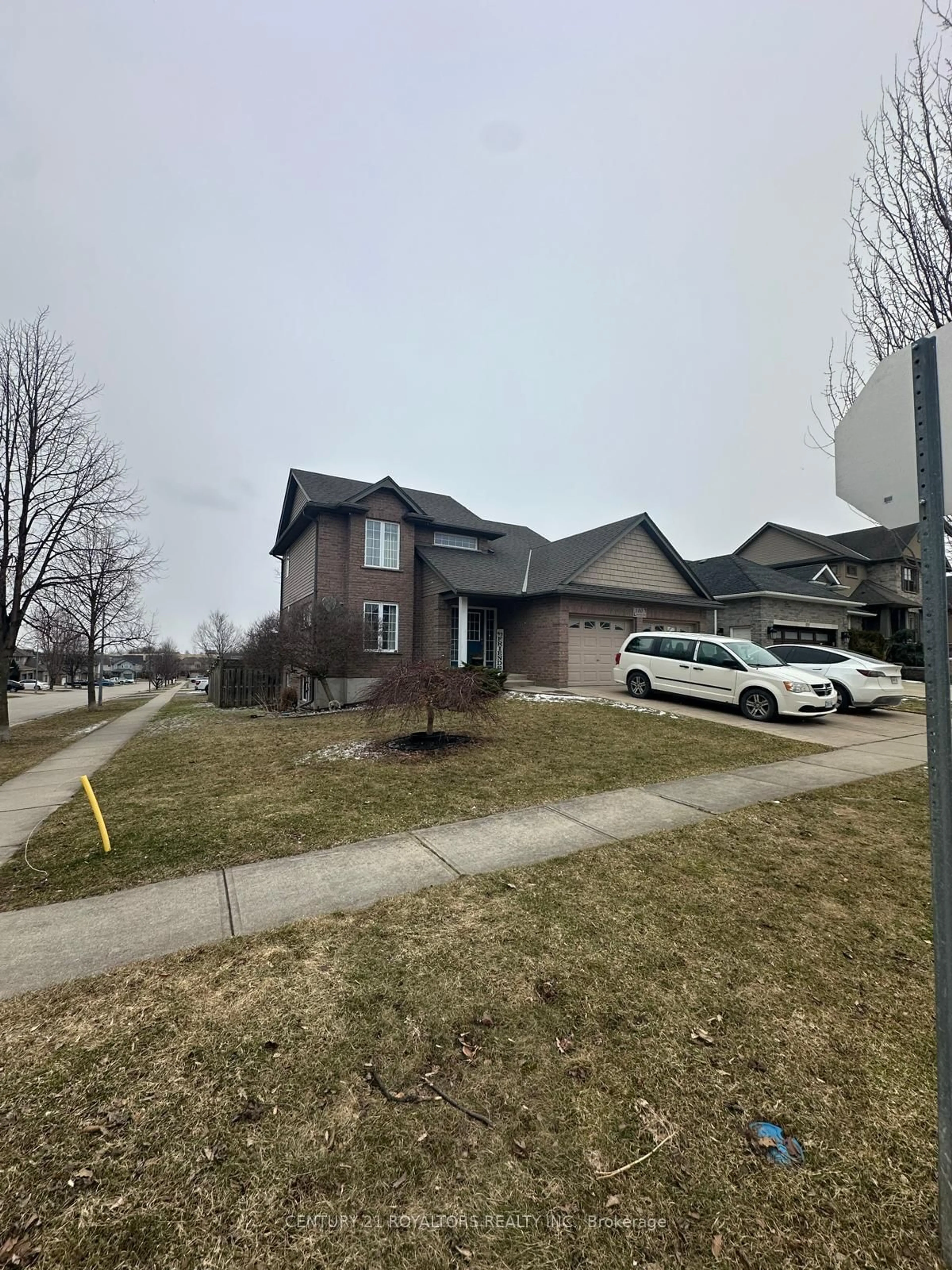 A pic from outside/outdoor area/front of a property/back of a property/a pic from drone, street for 100 Southview Crt, Woodstock Ontario N4S 9A5