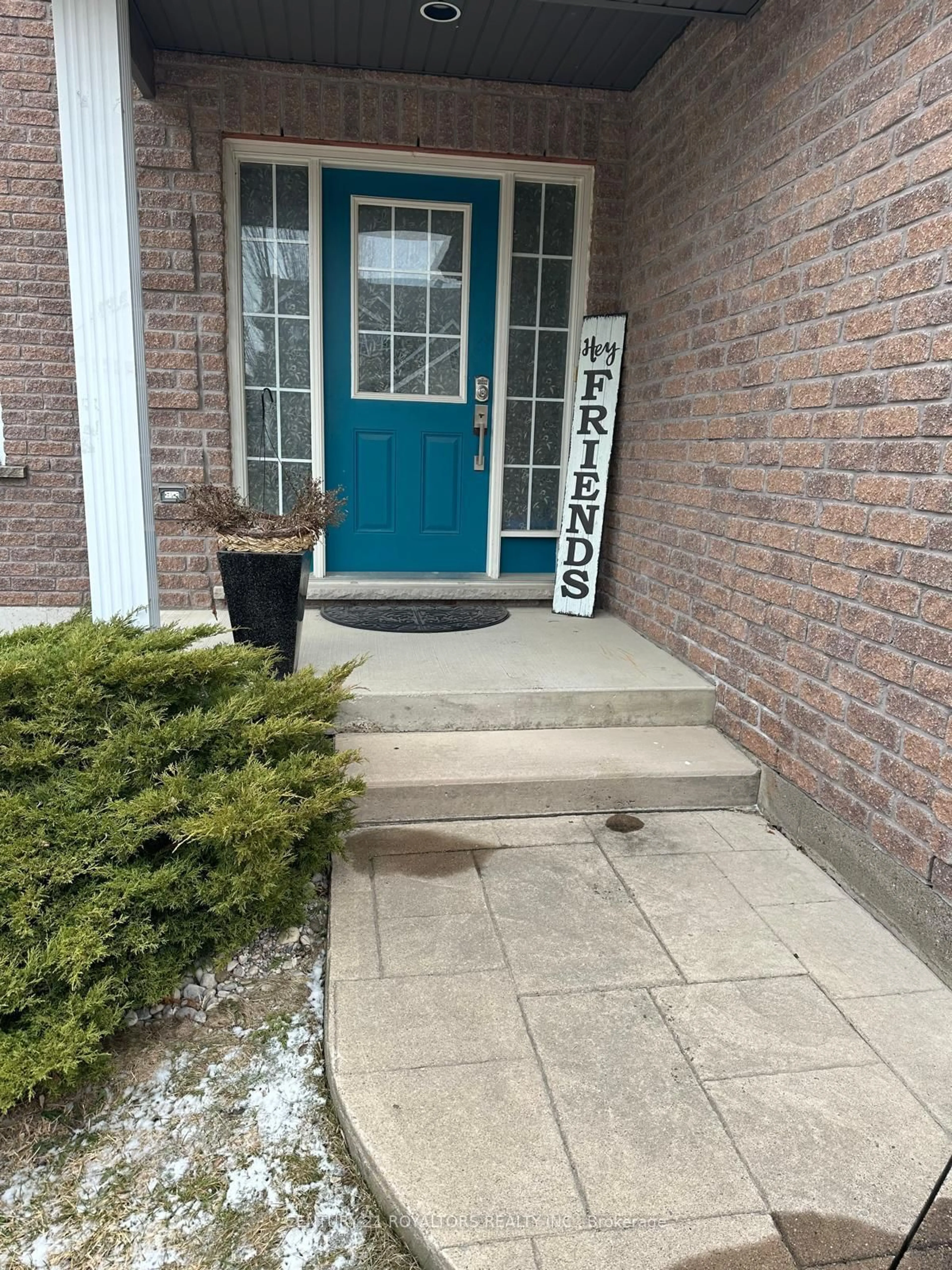 Indoor entryway for 100 Southview Crt, Woodstock Ontario N4S 9A5