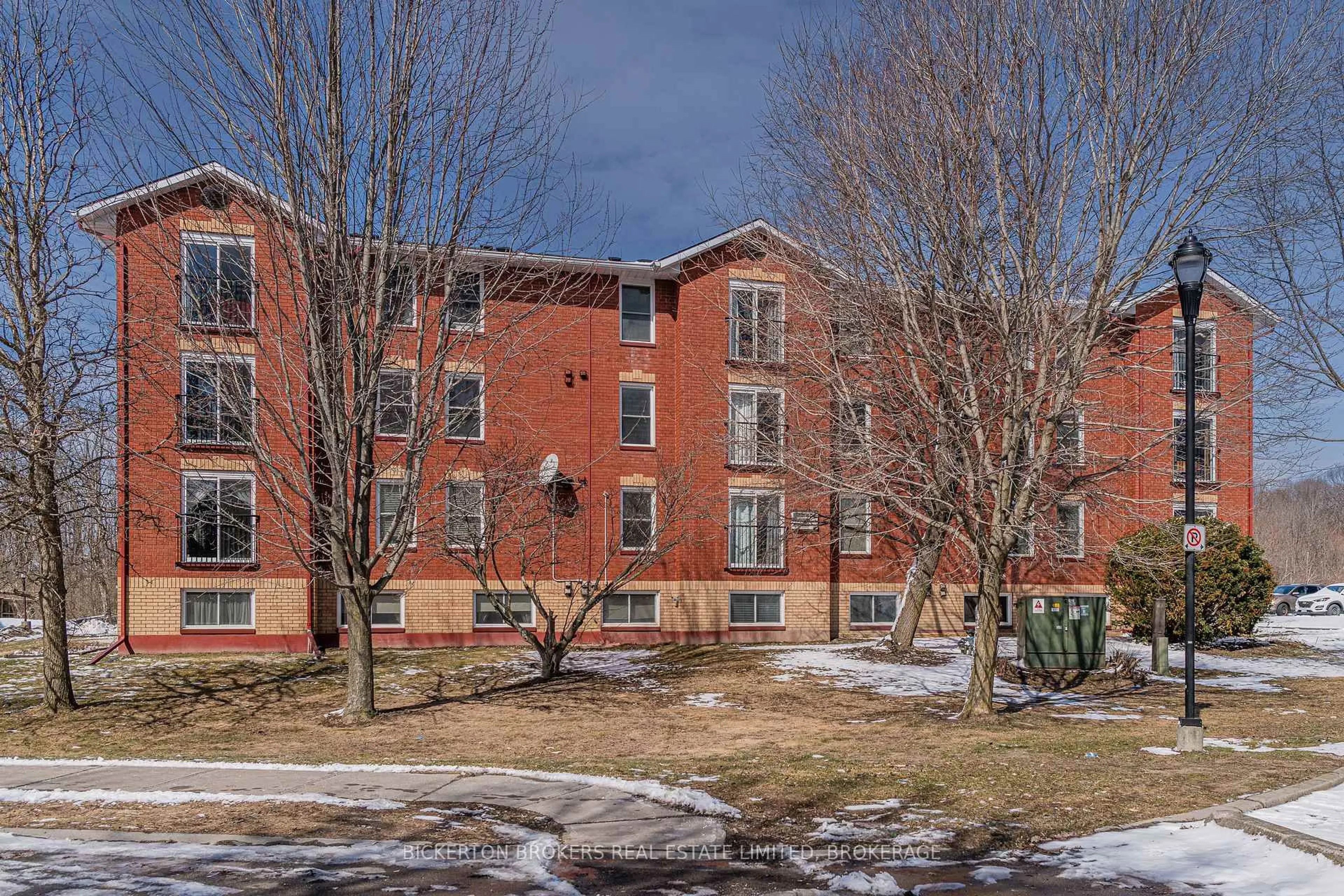 A pic from outside/outdoor area/front of a property/back of a property/a pic from drone, building for 540 Talbot Pl #102, Gananoque Ontario K7G 3C6