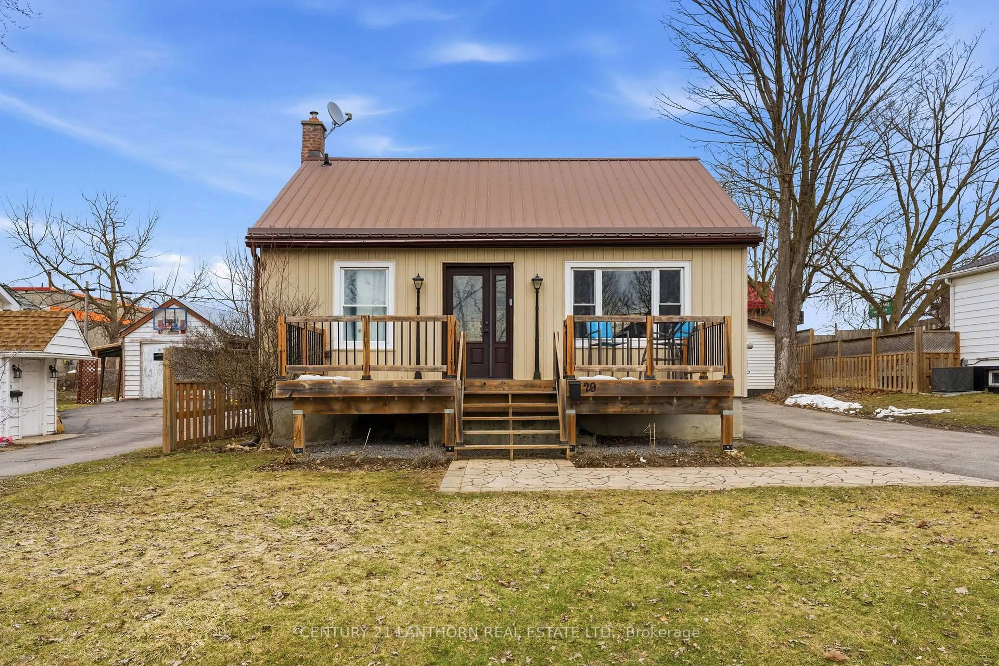 A pic from outside/outdoor area/front of a property/back of a property/a pic from drone, street for 29 Valleyview Cres, Belleville Ontario K8P 3E9