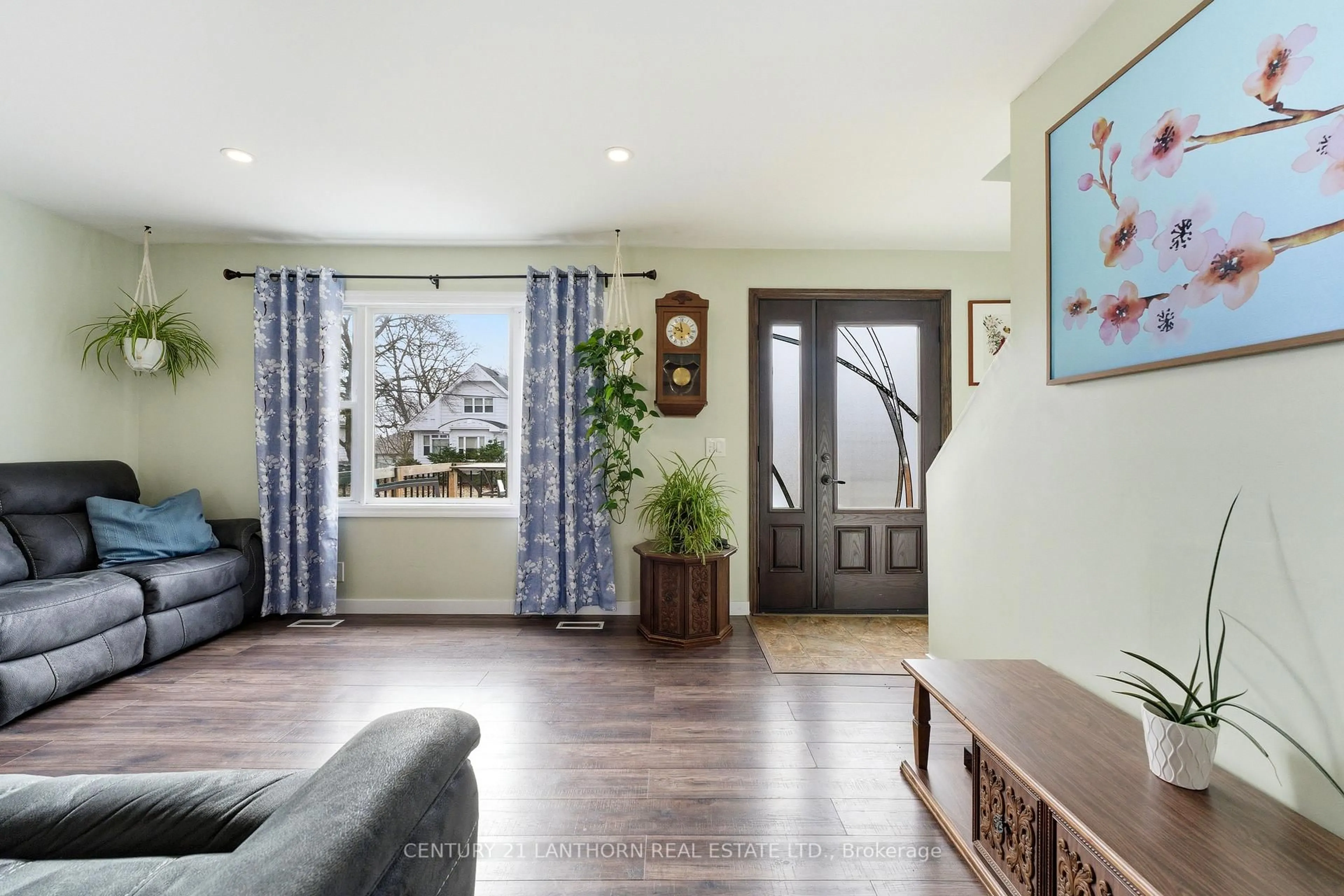 Indoor entryway for 29 Valleyview Cres, Belleville Ontario K8P 3E9