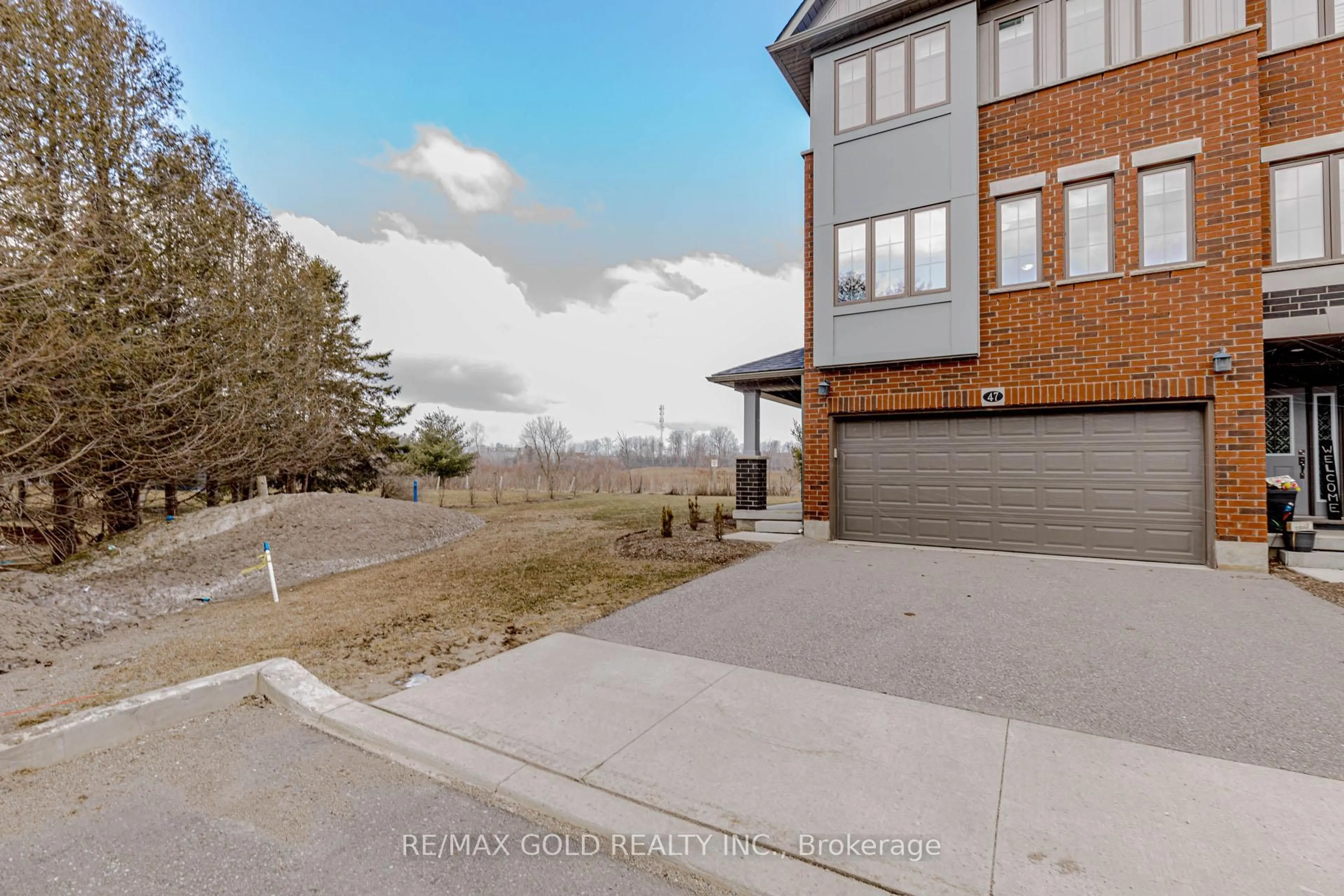 A pic from outside/outdoor area/front of a property/back of a property/a pic from drone, unknown for 311 Woolwich St #47, Waterloo Ontario N2K 0H4