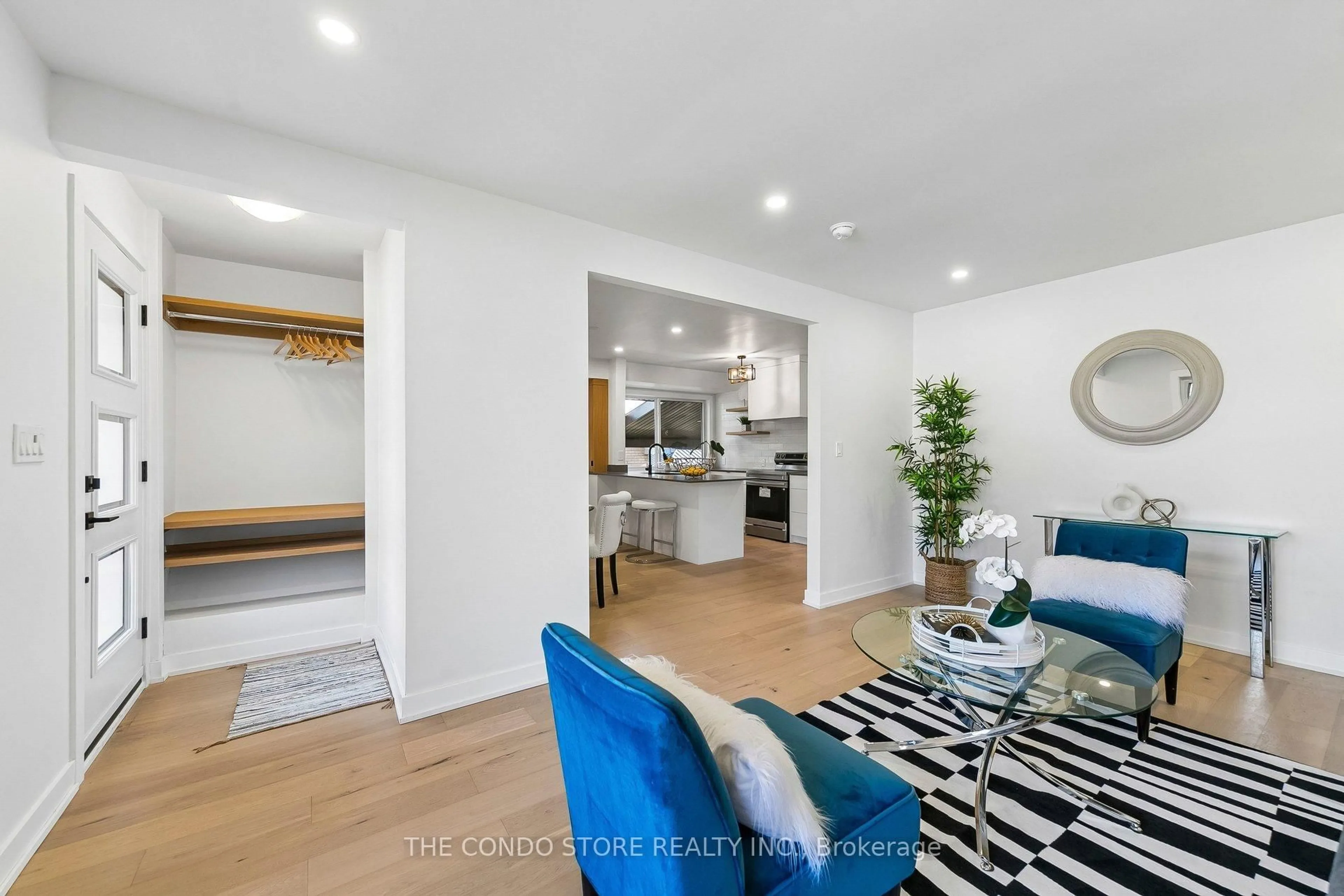 Open concept kitchen, unknown for 15 Colonial Crt, Hamilton Ontario L8K 4H2