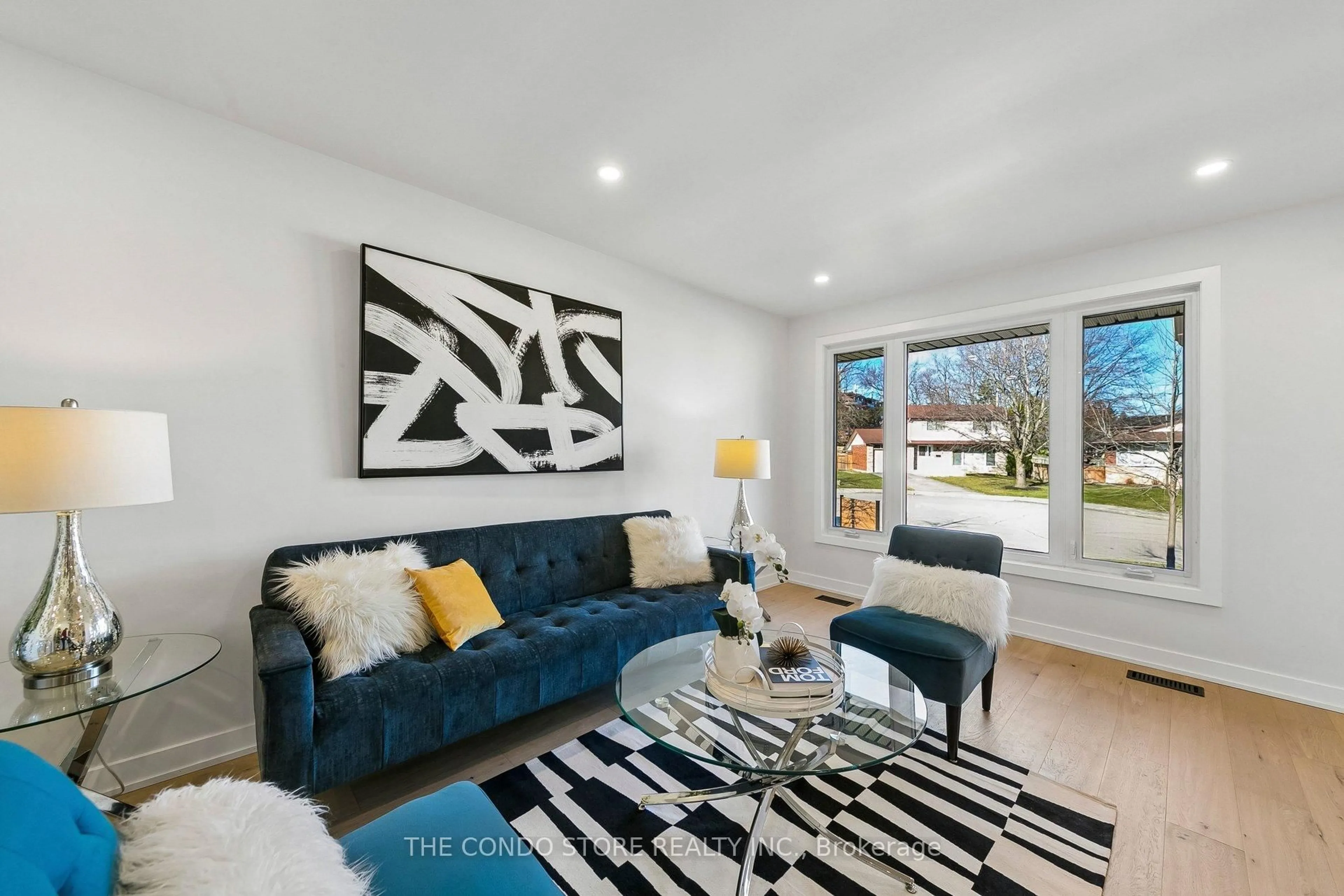 Living room with furniture, unknown for 15 Colonial Crt, Hamilton Ontario L8K 4H2