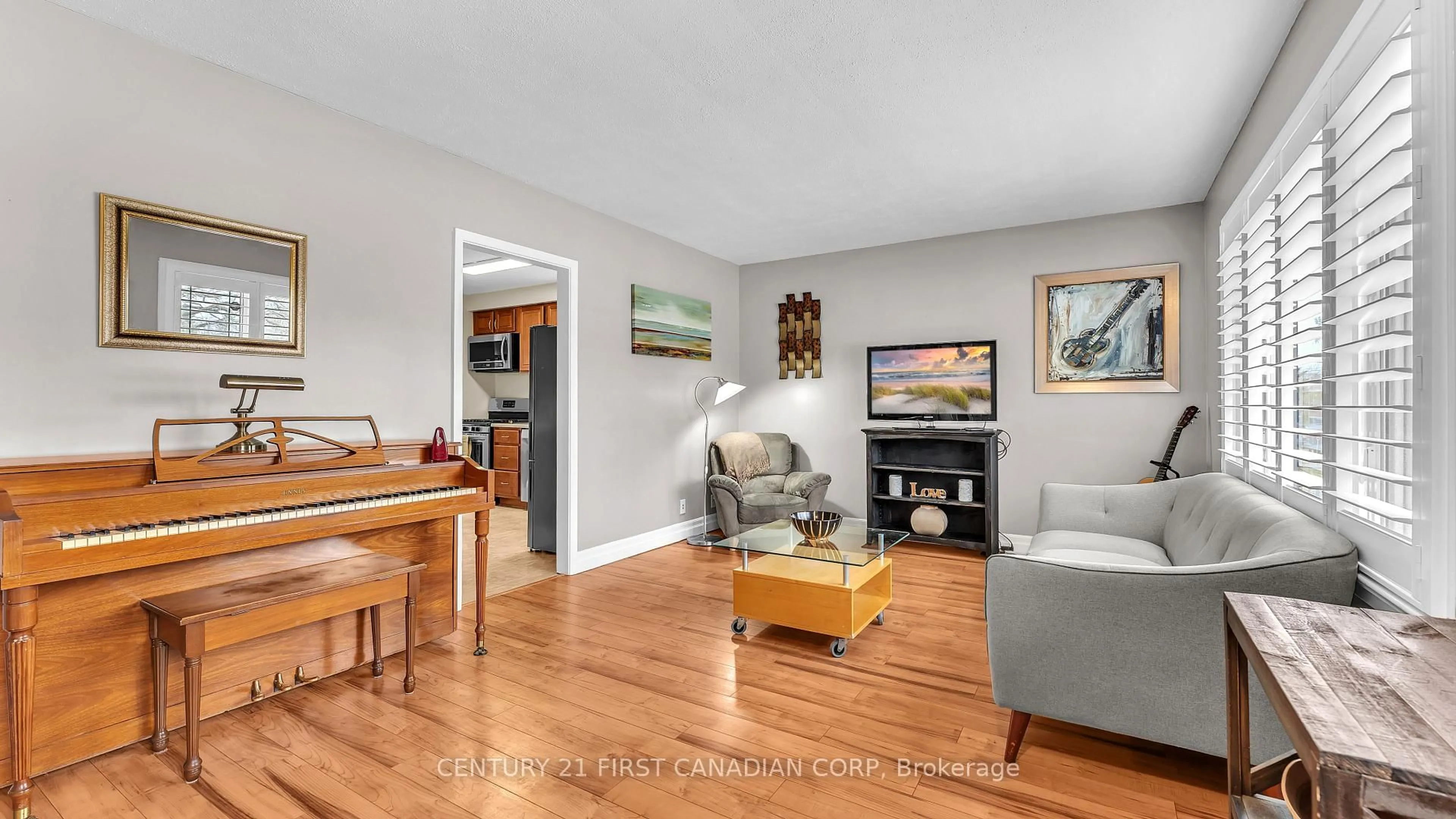 Living room with furniture, wood/laminate floor for 1499 North Vernon Ave, London North Ontario N5X 1N7