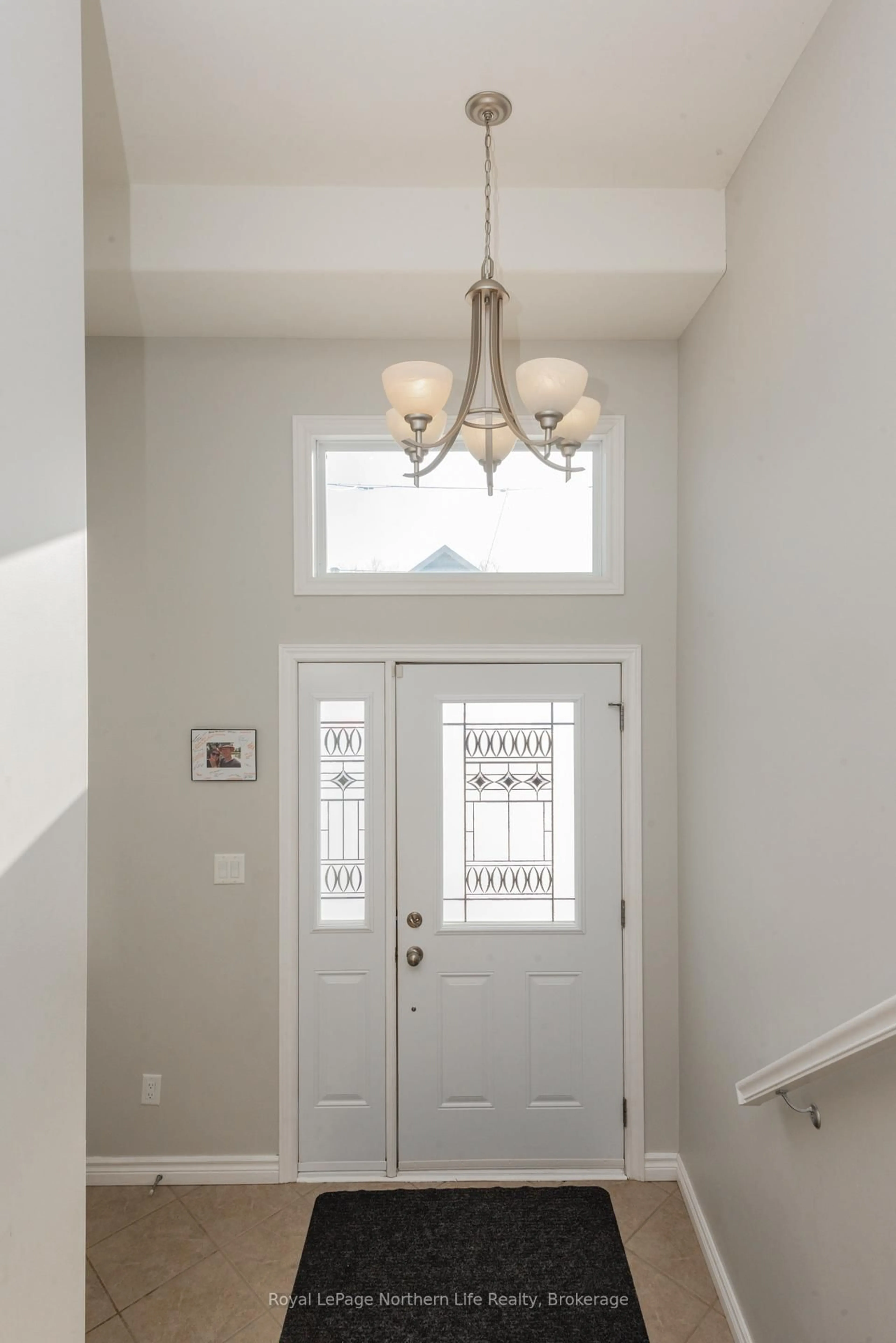 Indoor entryway for 419 King St, North Bay Ontario P1B 6A1