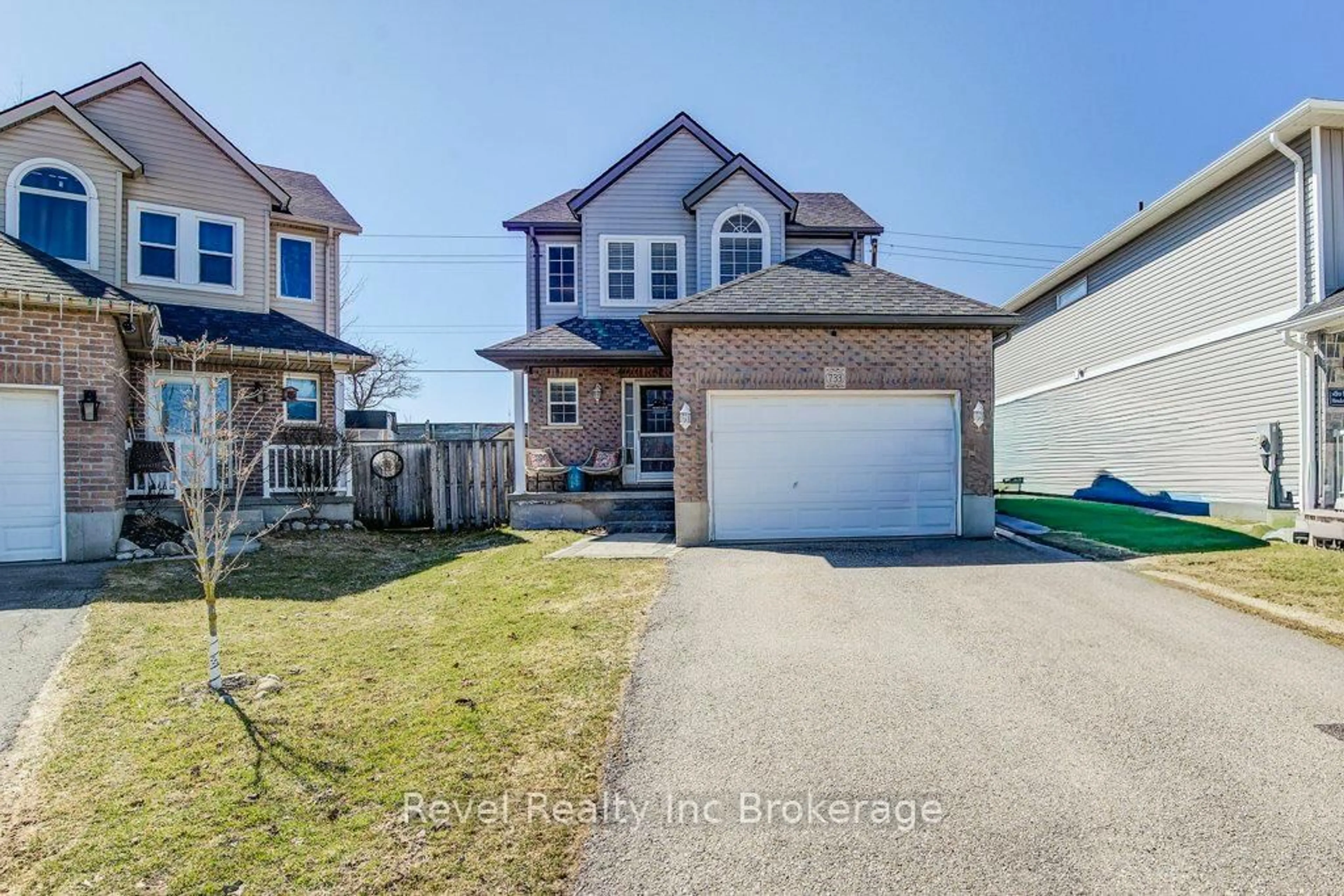 A pic from outside/outdoor area/front of a property/back of a property/a pic from drone, street for 733 Southwood Way, South-West Oxford Ontario N4V 1G5