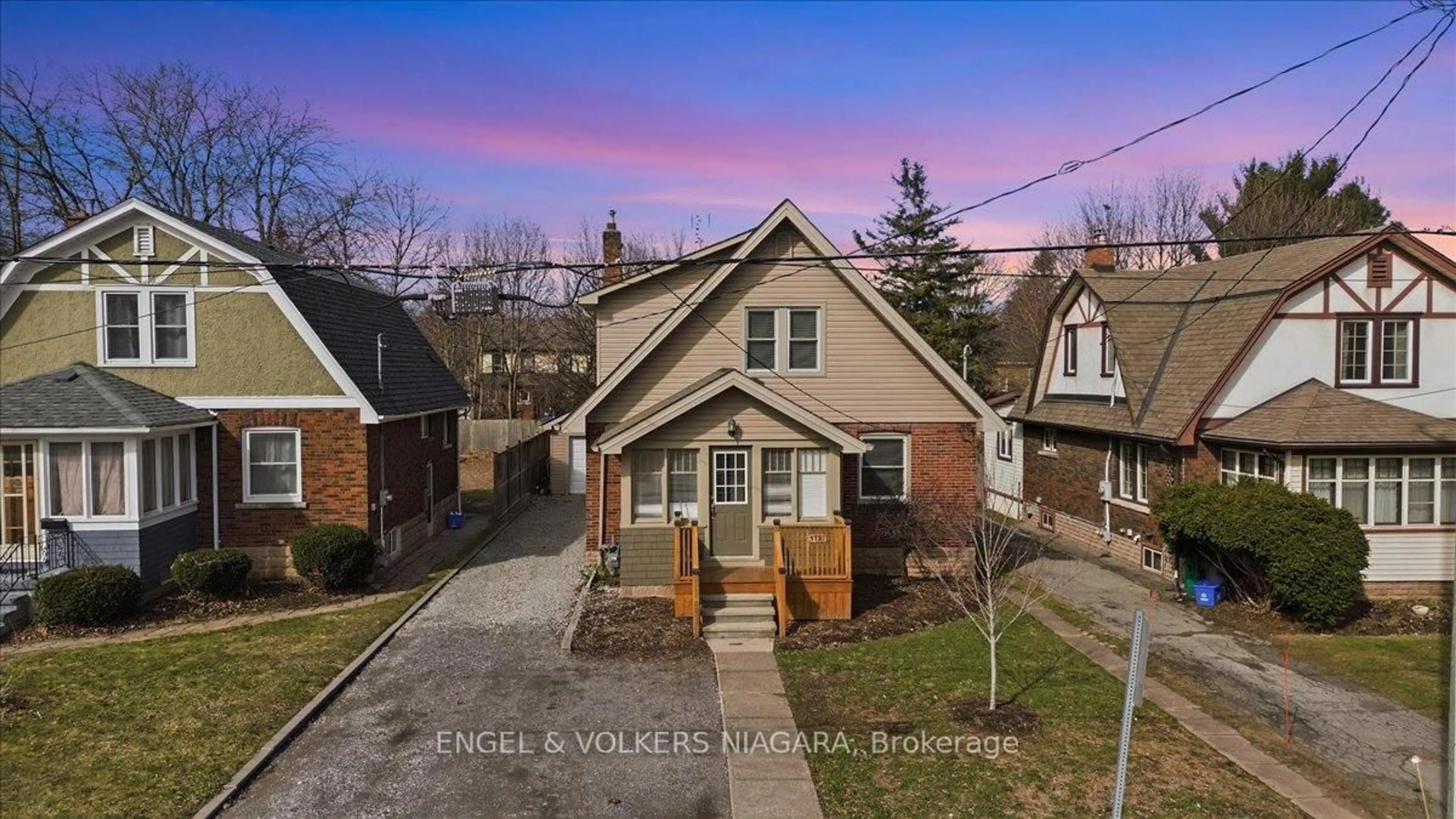 A pic from outside/outdoor area/front of a property/back of a property/a pic from drone, street for 5791 Dorchester Rd, Niagara Falls Ontario L2G 5S6