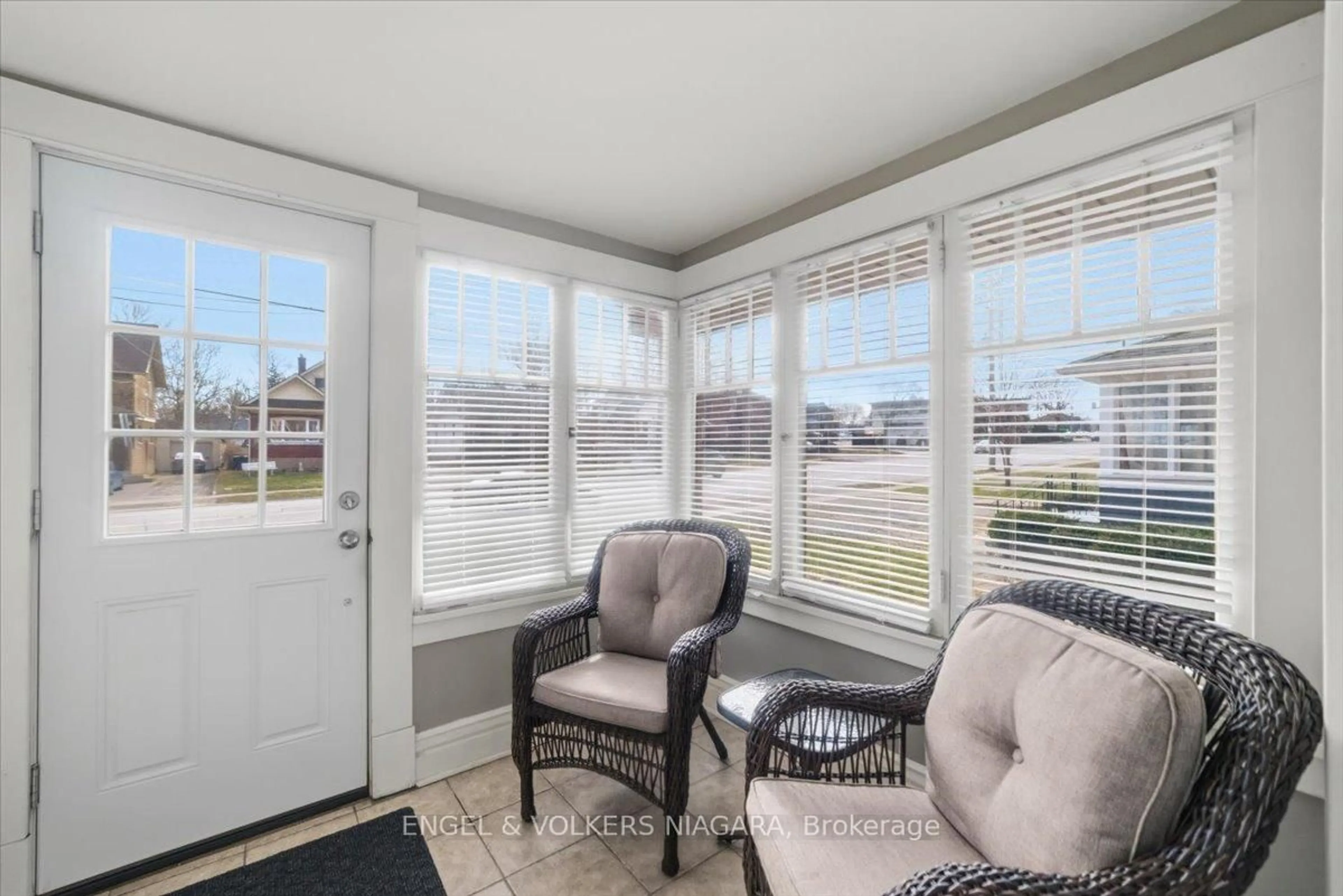 Unknown for 5791 Dorchester Rd, Niagara Falls Ontario L2G 5S6