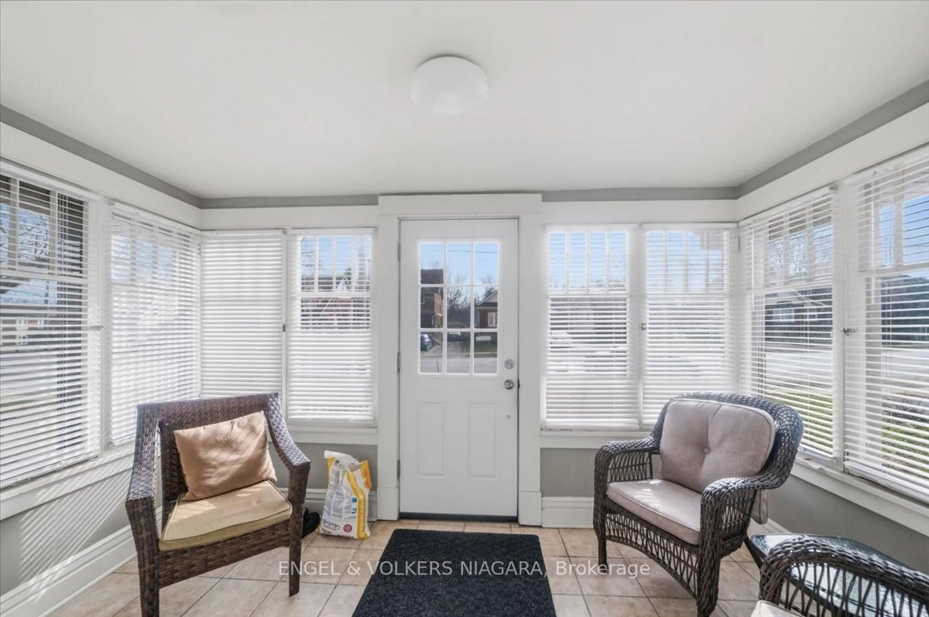 Unknown for 5791 Dorchester Rd, Niagara Falls Ontario L2G 5S6