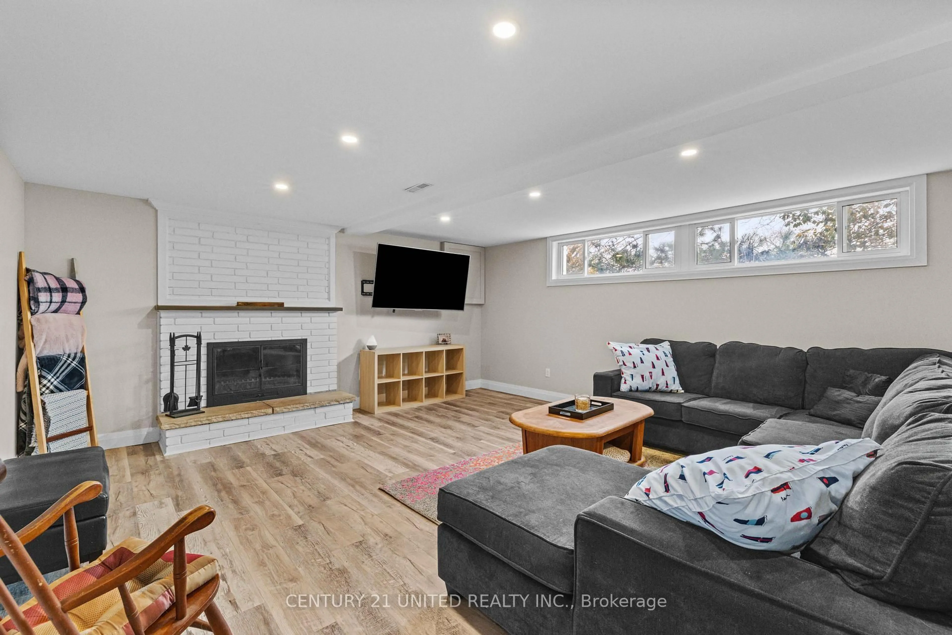 Living room with furniture, unknown for 1277 Olympus Ave, Peterborough Ontario K9H 6V9