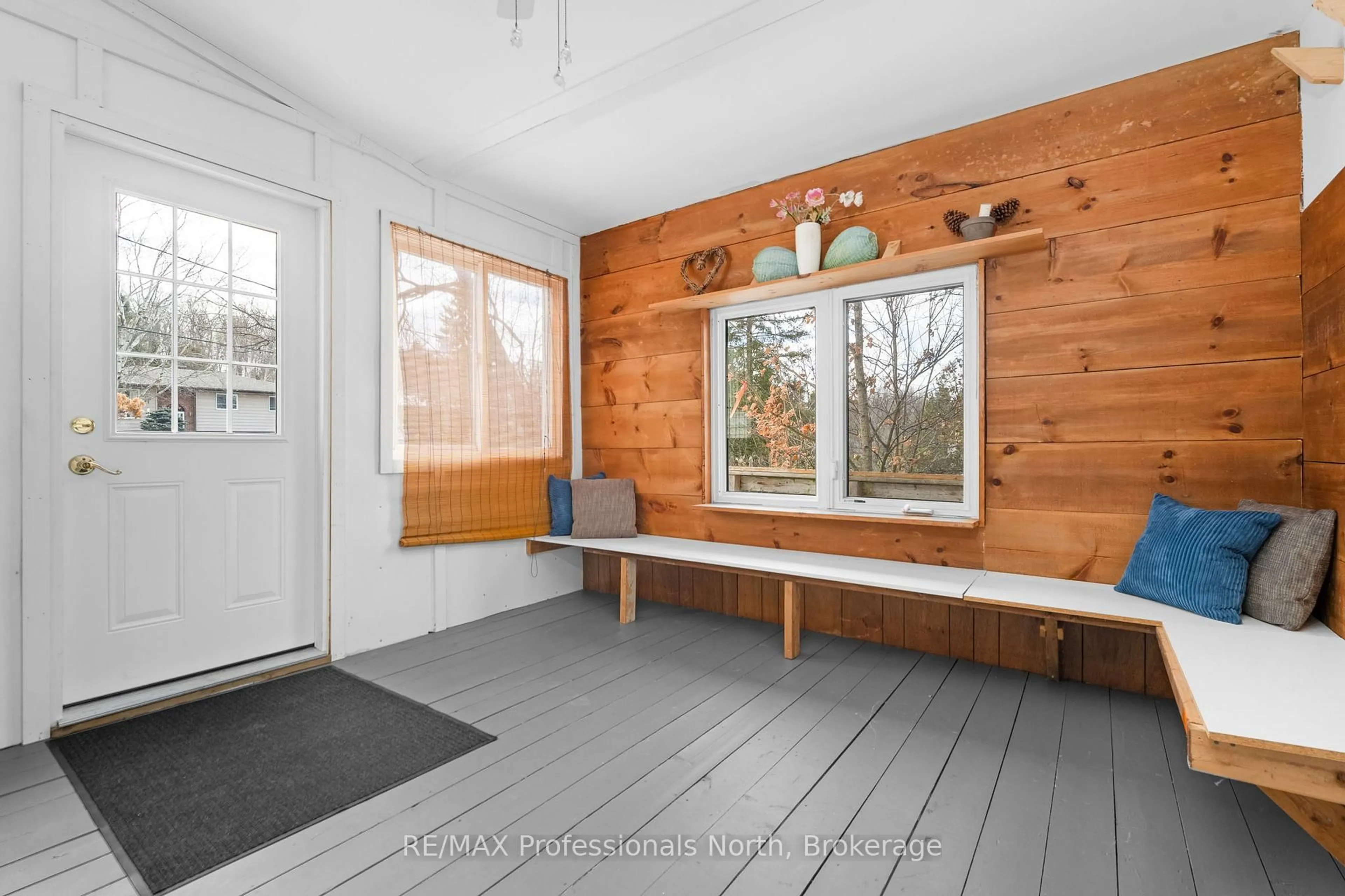 Indoor entryway for 18 George St, Huntsville Ontario P1H 1T9