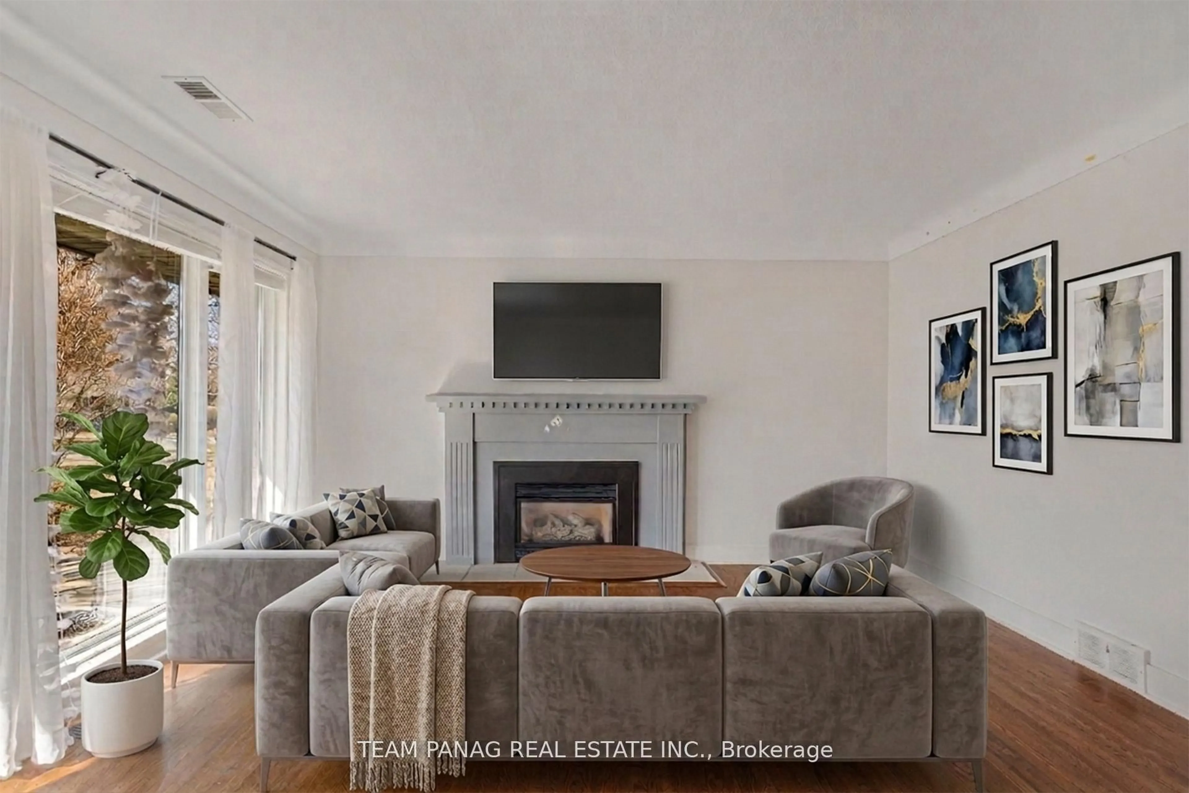 Living room with furniture, unknown for 24 Brisbane Glen, St. Catharines Ontario L2N 3K9