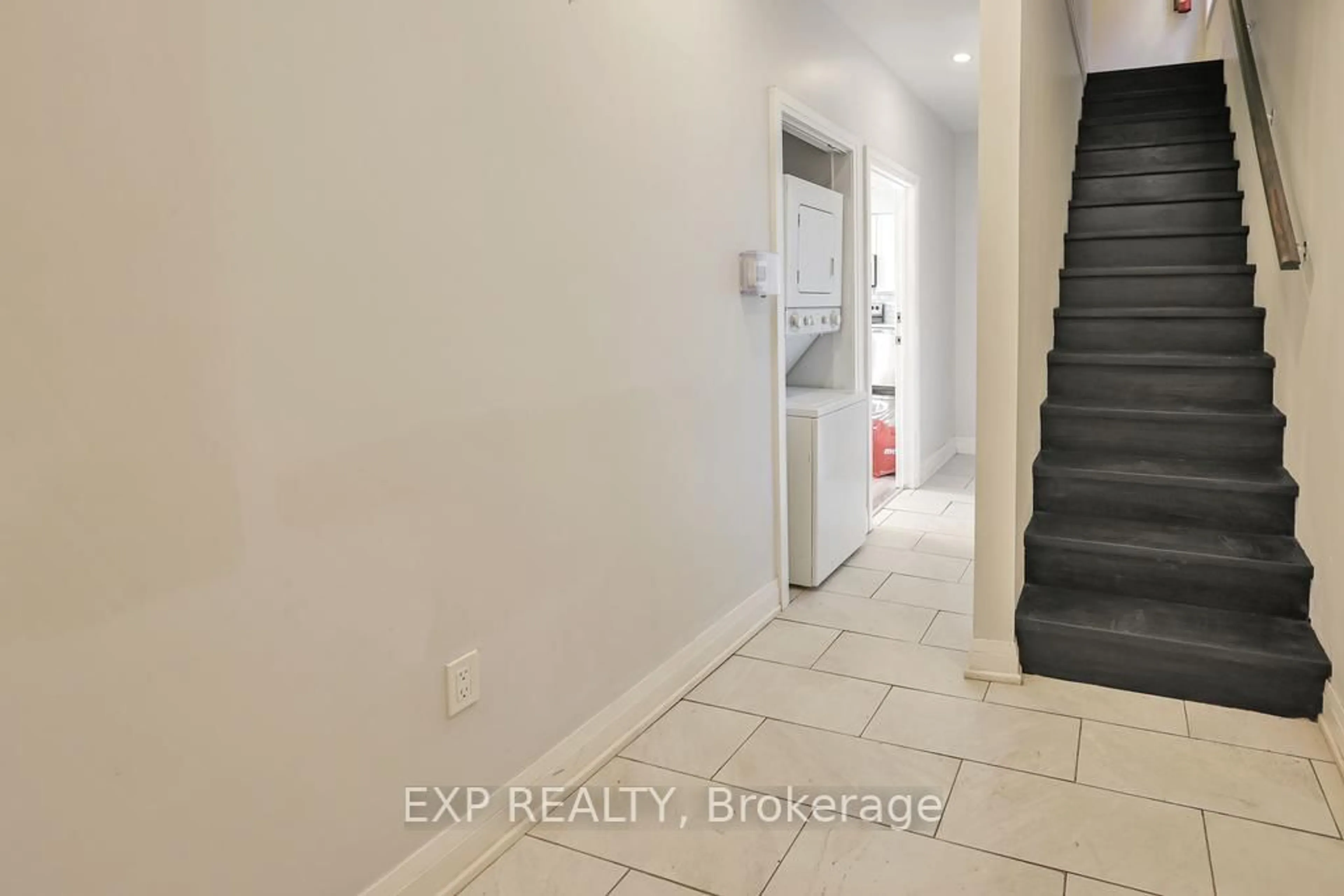 Indoor entryway for 1 Madison Ave, Hamilton Ontario L8L 5Y2