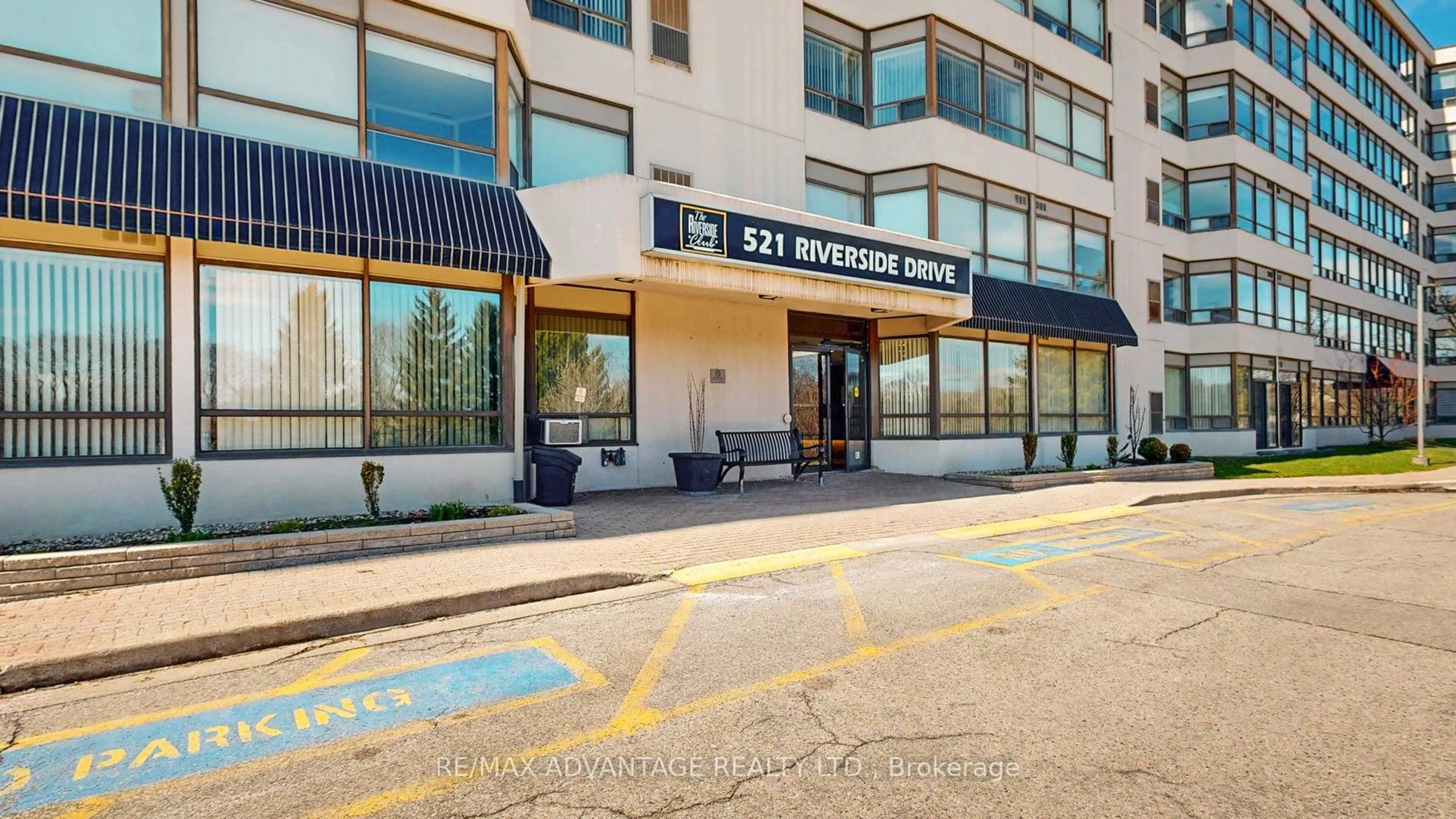 Indoor foyer for 521 Riverside Dr #106, London North Ontario N6H 5E2