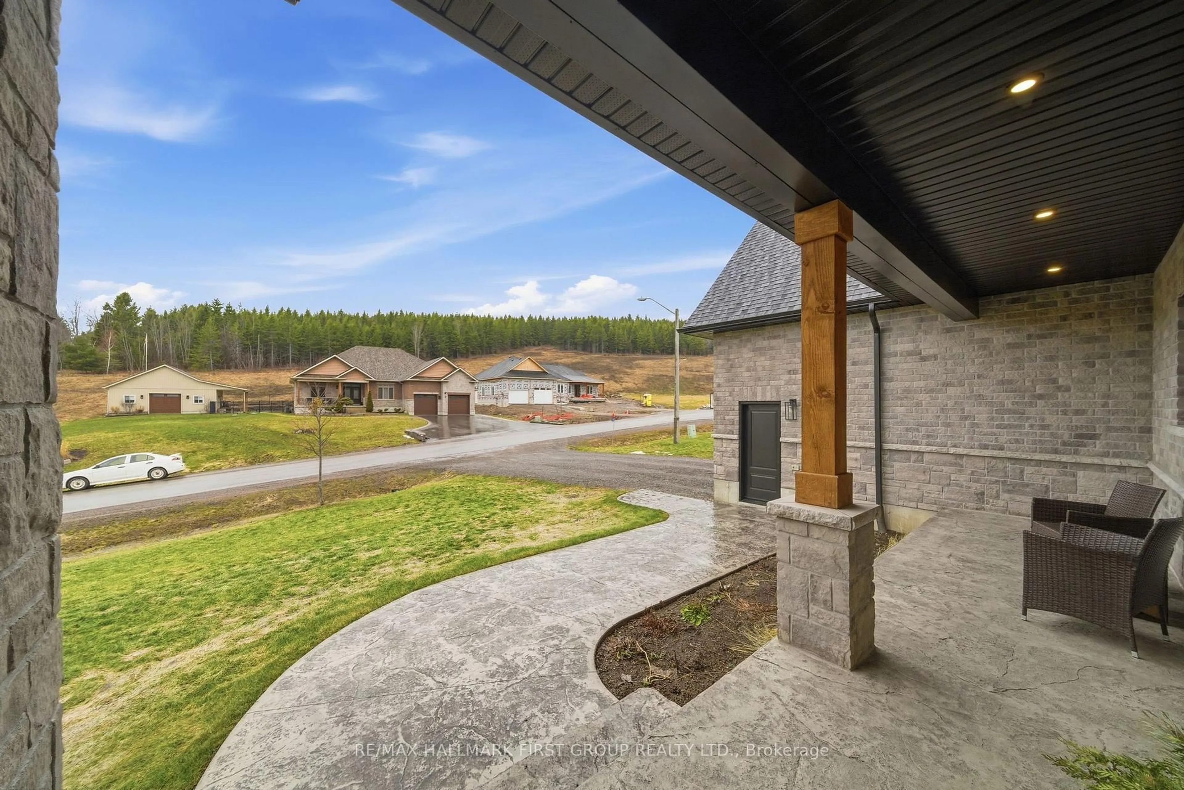 Patio, mountain view for 8 Archibald Crt, Hamilton Township Ontario K0K 1C0