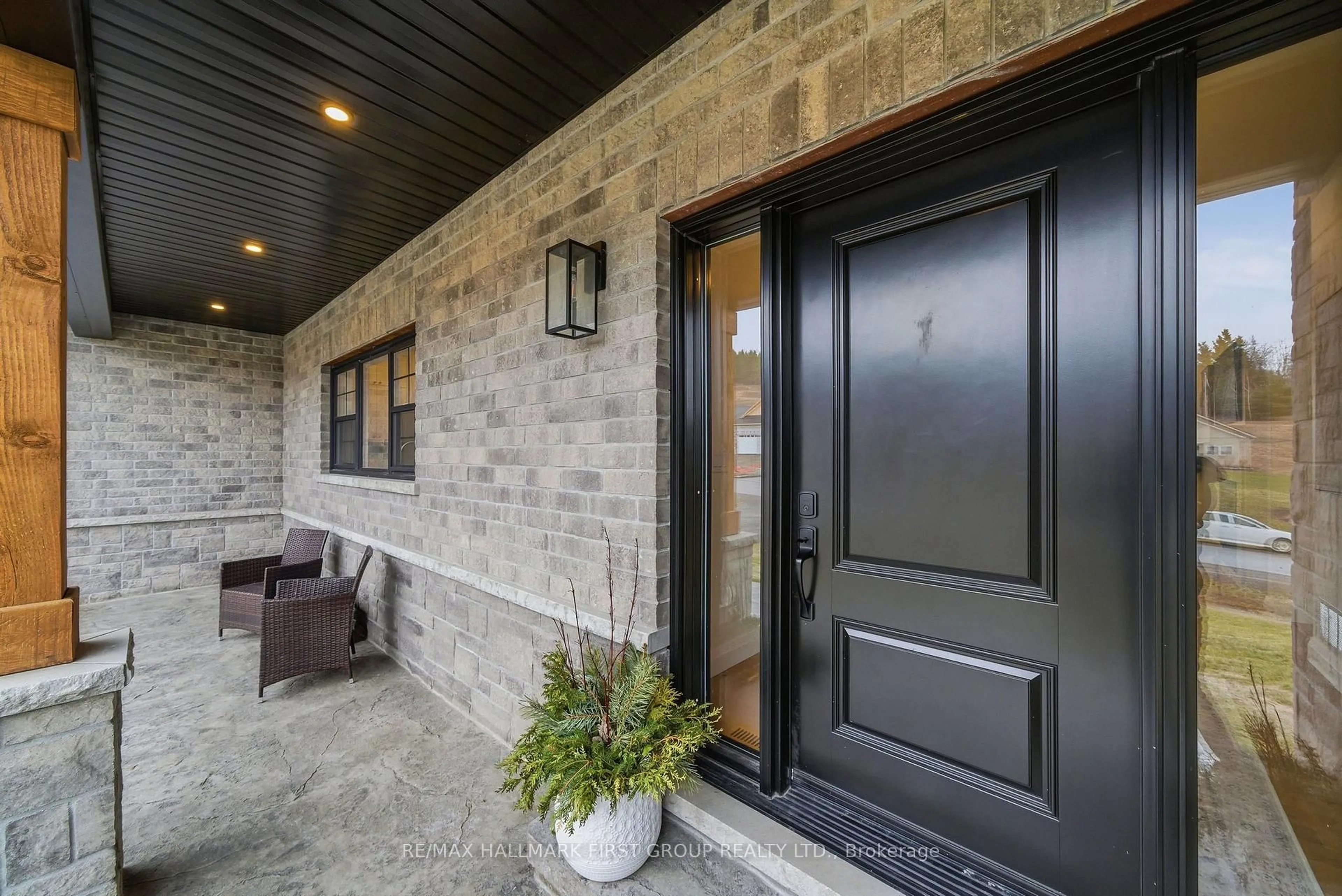 Indoor entryway for 8 Archibald Crt, Hamilton Township Ontario K0K 1C0