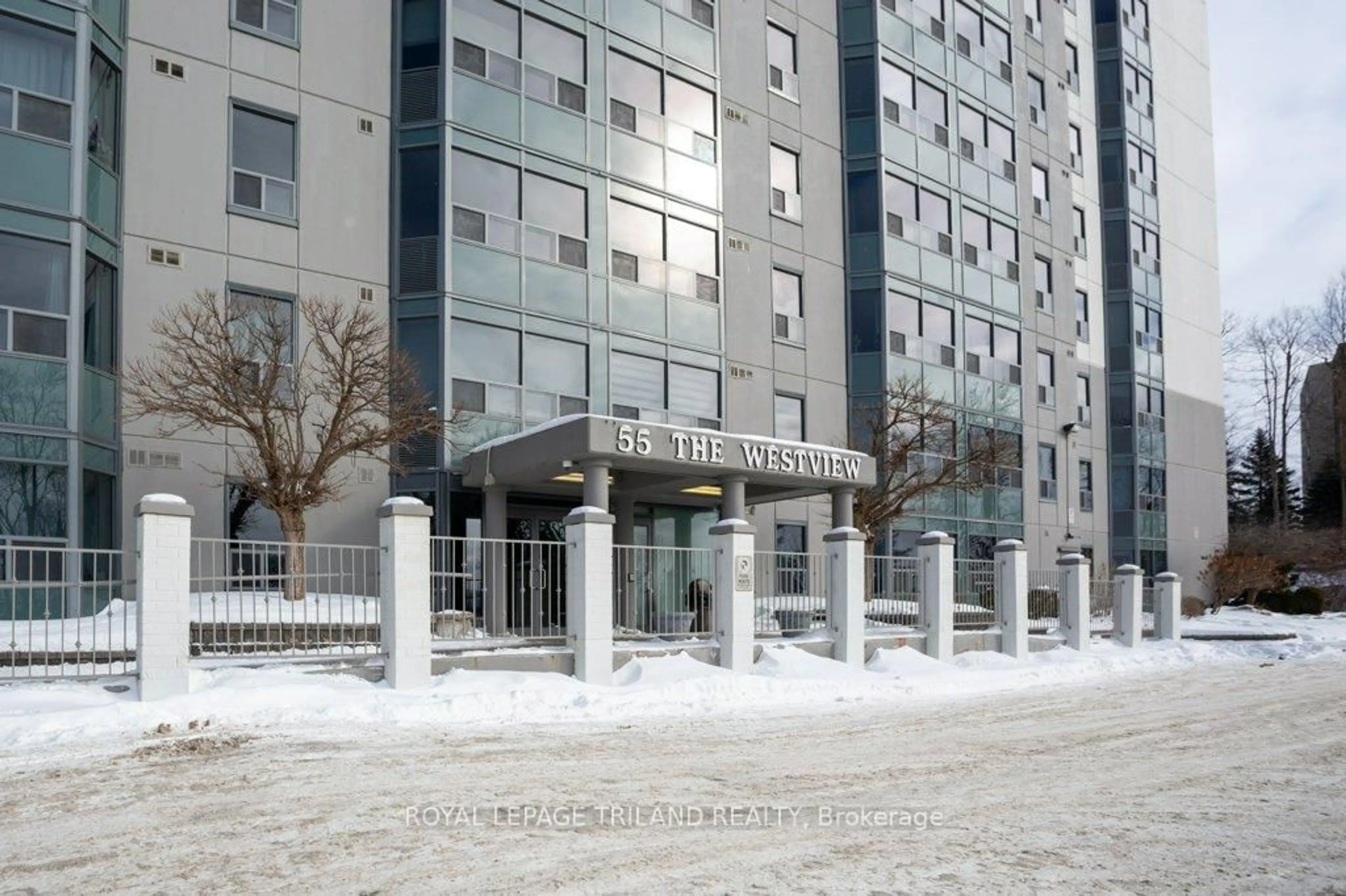 Indoor foyer for 55 Green Valley Dr #1002, Kitchener Ontario N2P 1Z6