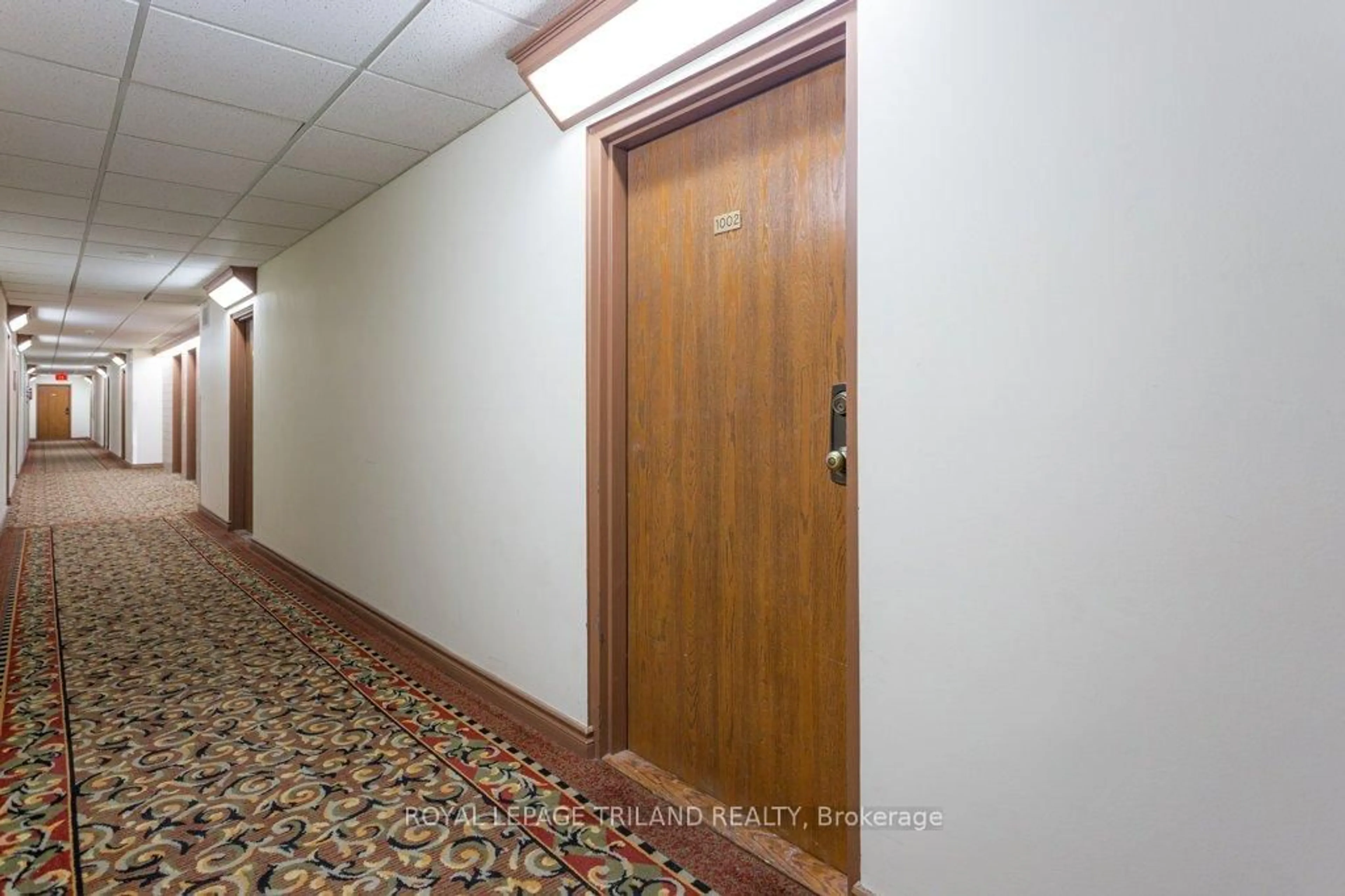 Indoor foyer for 55 Green Valley Dr #1002, Kitchener Ontario N2P 1Z6