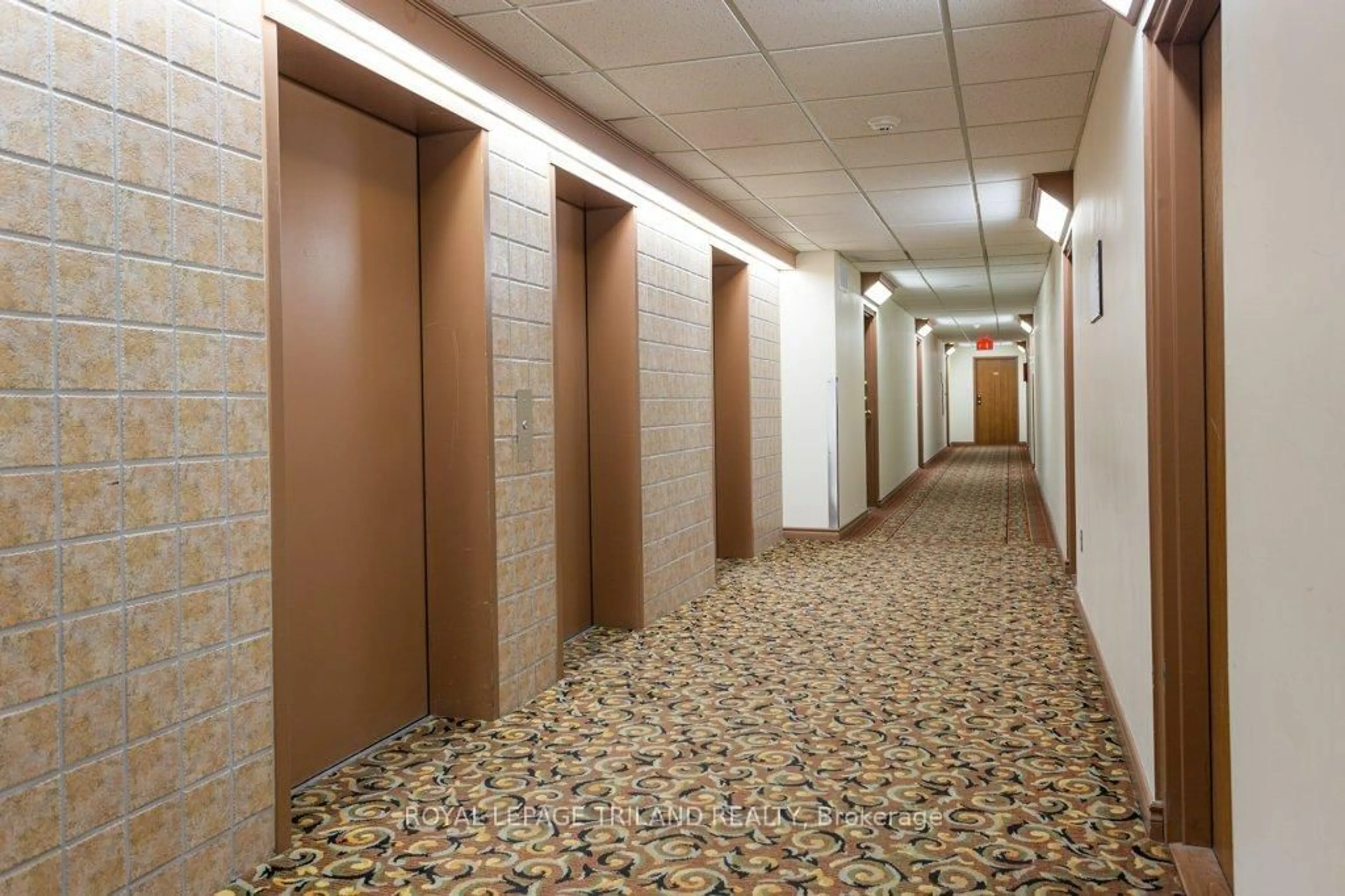 Indoor foyer for 55 Green Valley Dr #1002, Kitchener Ontario N2P 1Z6