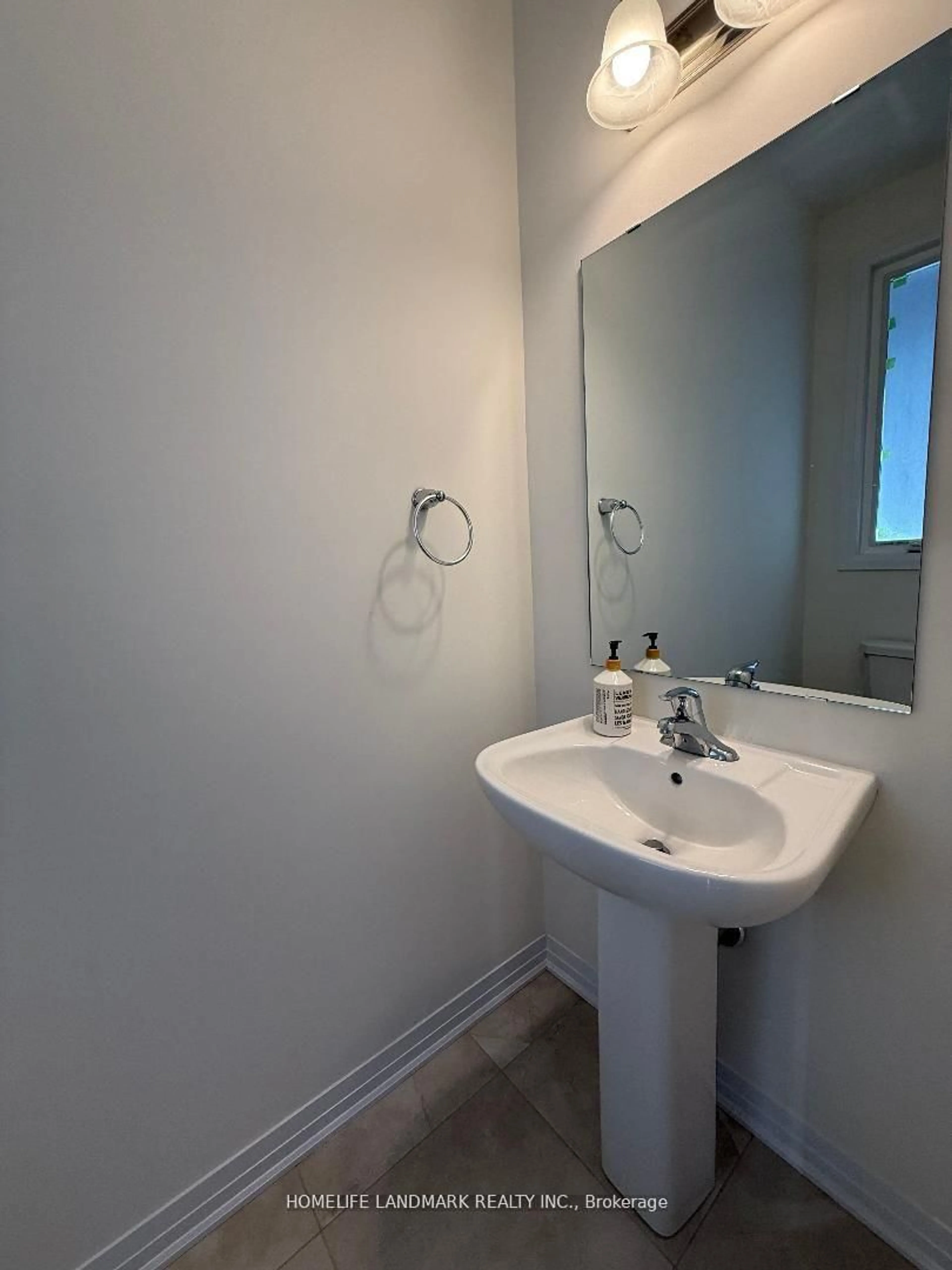 Standard bathroom, unknown for 18 Tyler Ave, Erin Ontario N0B 1T0