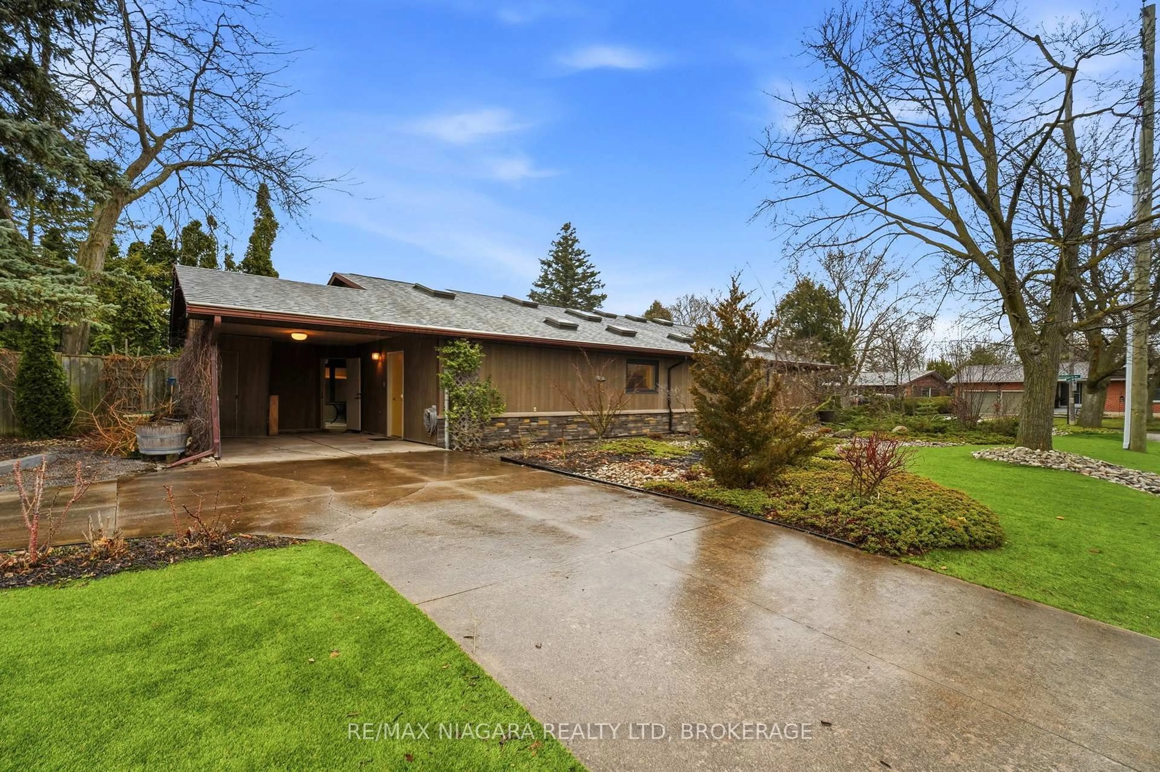 A pic from outside/outdoor area/front of a property/back of a property/a pic from drone, unknown for 1 Springbank Dr, St. Catharines Ontario L2S 2K1