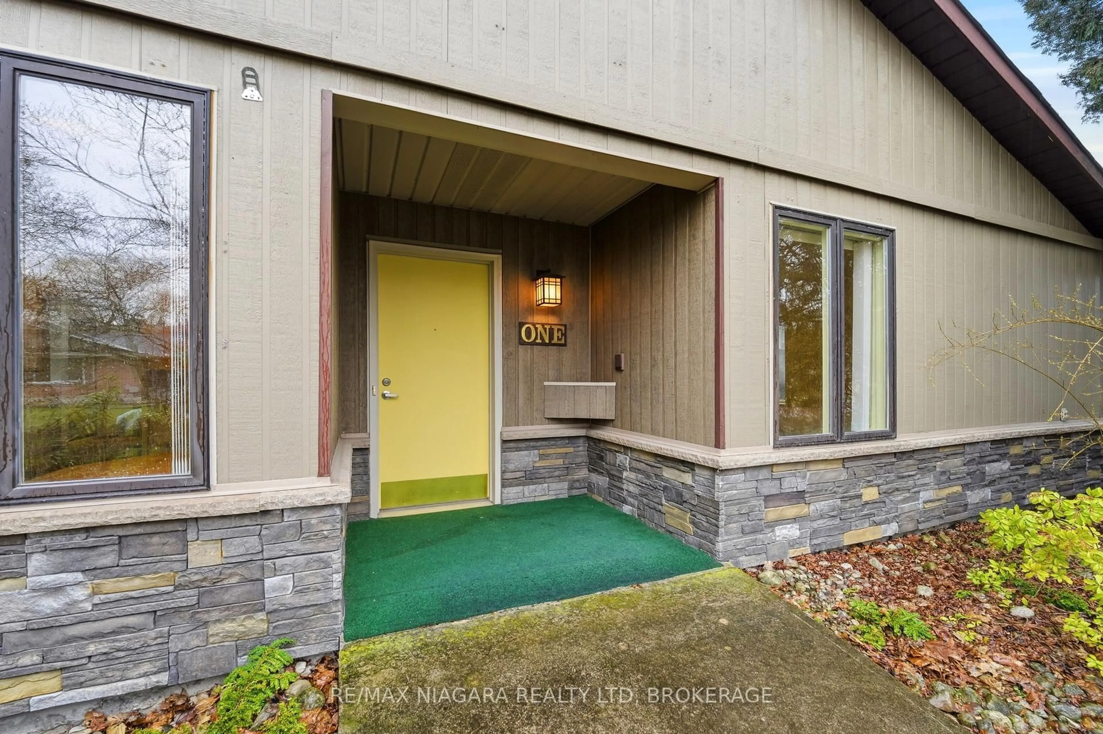 Indoor entryway for 1 Springbank Dr, St. Catharines Ontario L2S 2K1