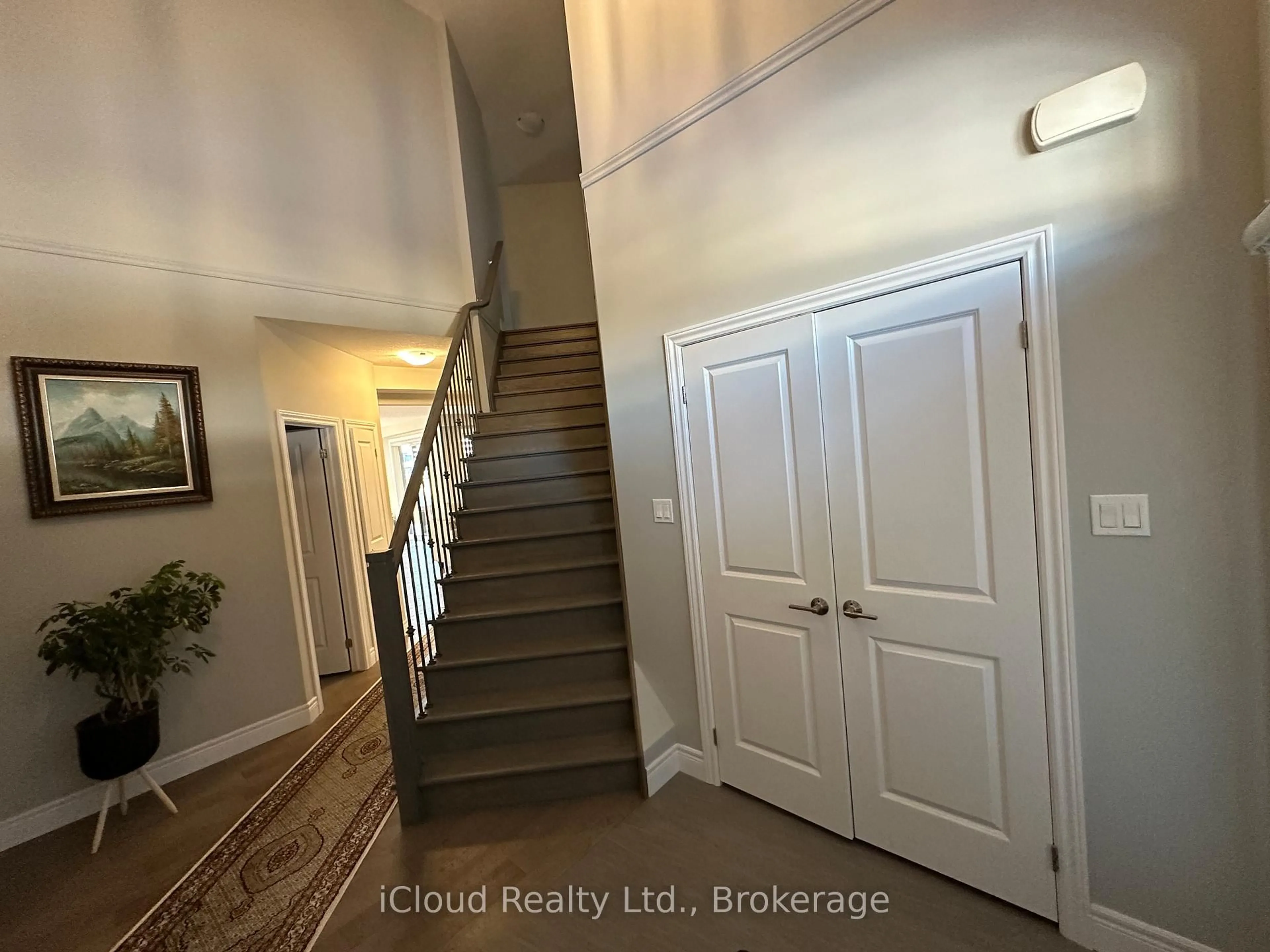 Indoor foyer for 106 Queensgate Cres, Woolwich Ontario N0B 1M0