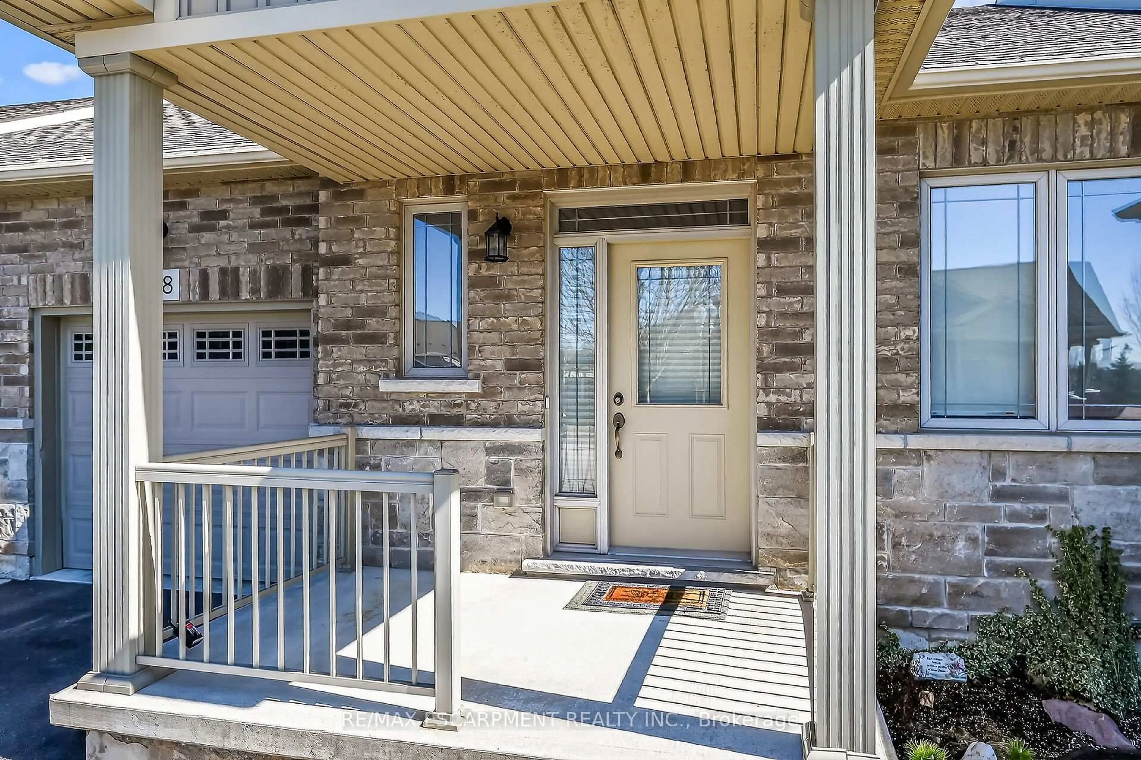 Indoor entryway for 18 Ecker Lane, Hamilton Ontario L0R 1C0