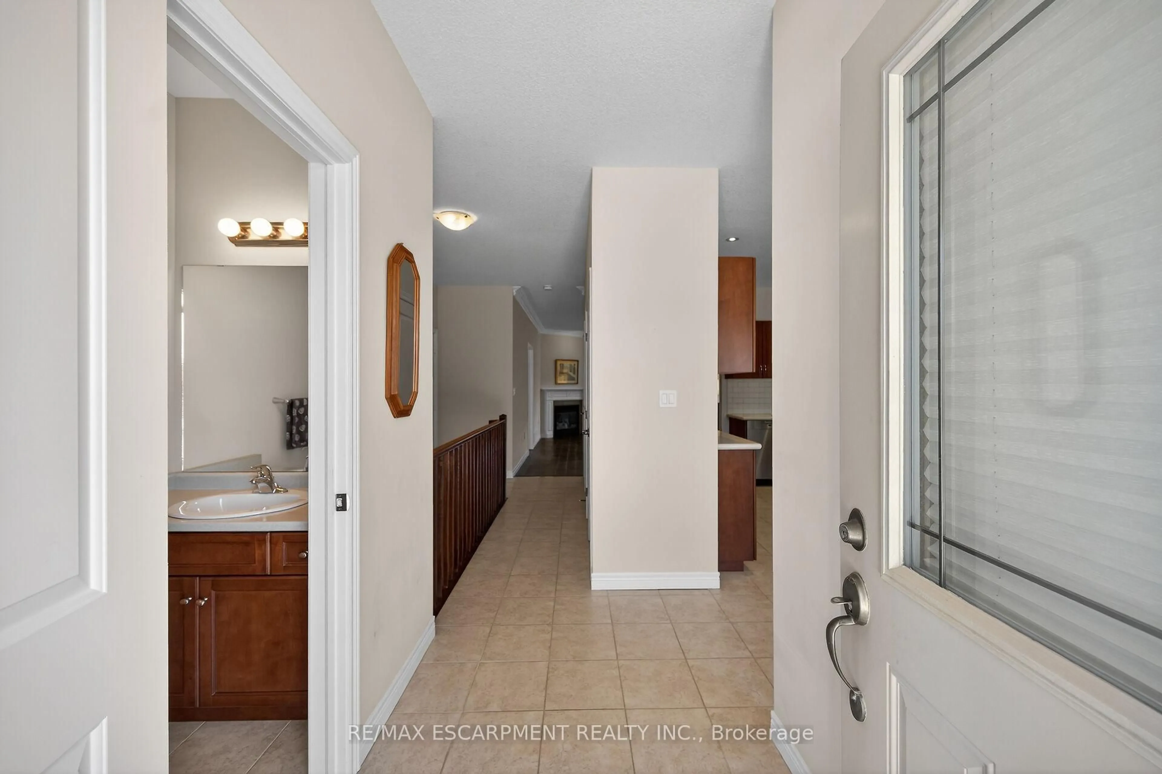 Indoor entryway for 18 Ecker Lane, Hamilton Ontario L0R 1C0