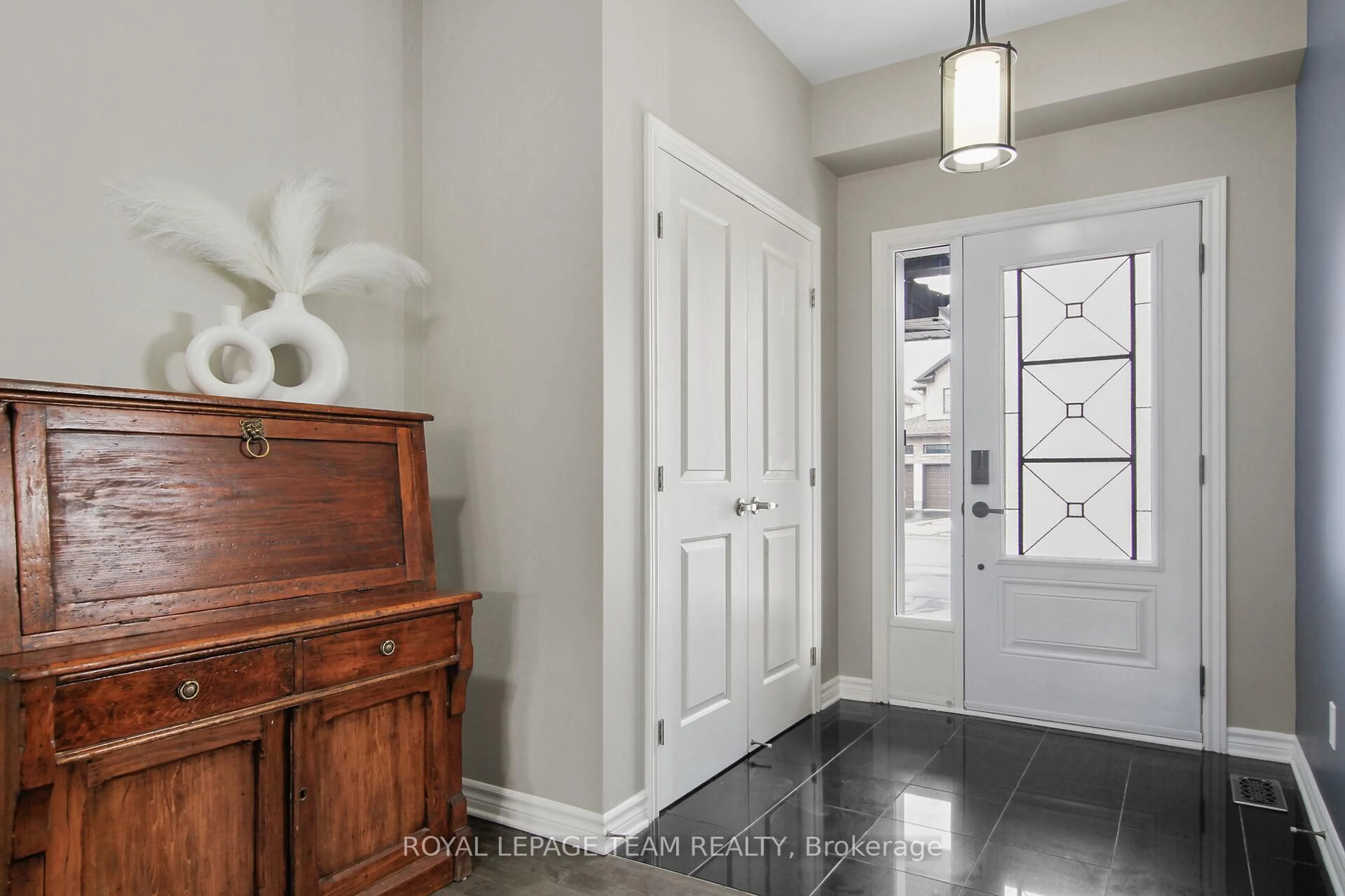 Indoor entryway for 107 Francis St, Carleton Place Ontario K7C 0E9