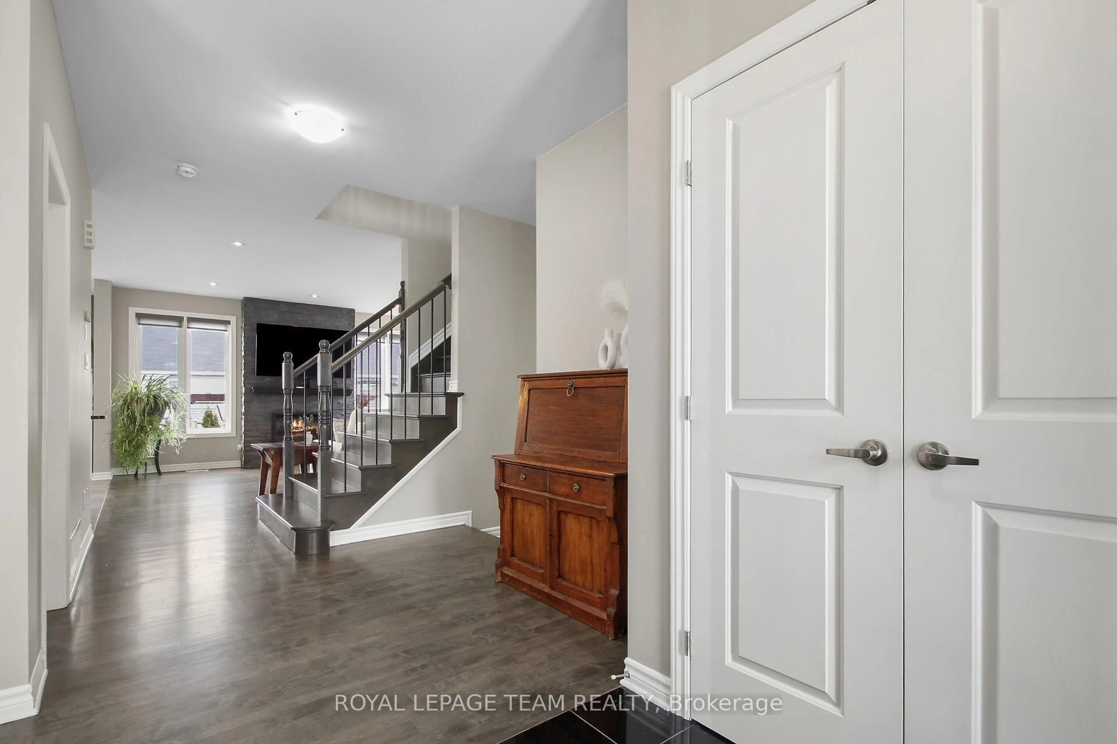 Indoor entryway for 107 Francis St, Carleton Place Ontario K7C 0E9