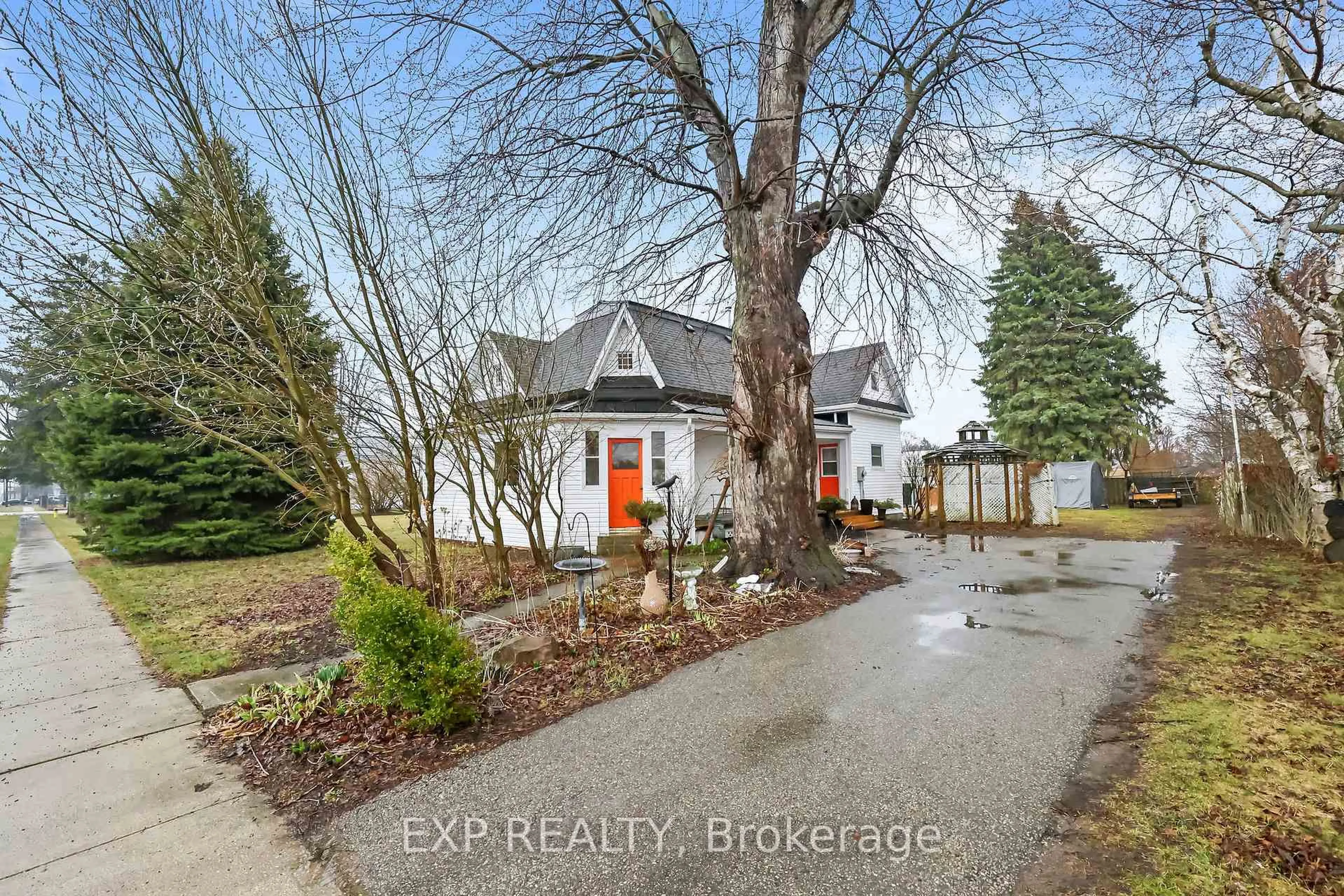 A pic from outside/outdoor area/front of a property/back of a property/a pic from drone, street for 137 Oak St, Chatham-Kent Ontario N0P 1C0