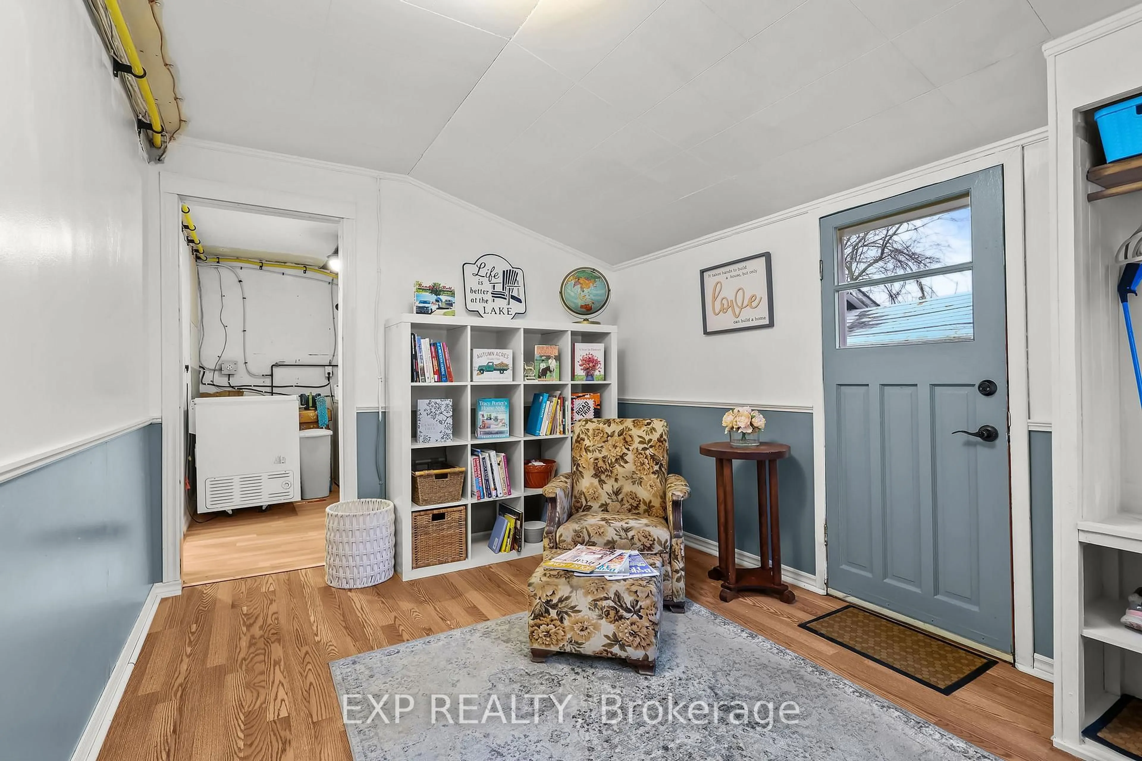 Indoor entryway for 137 Oak St, Chatham-Kent Ontario N0P 1C0