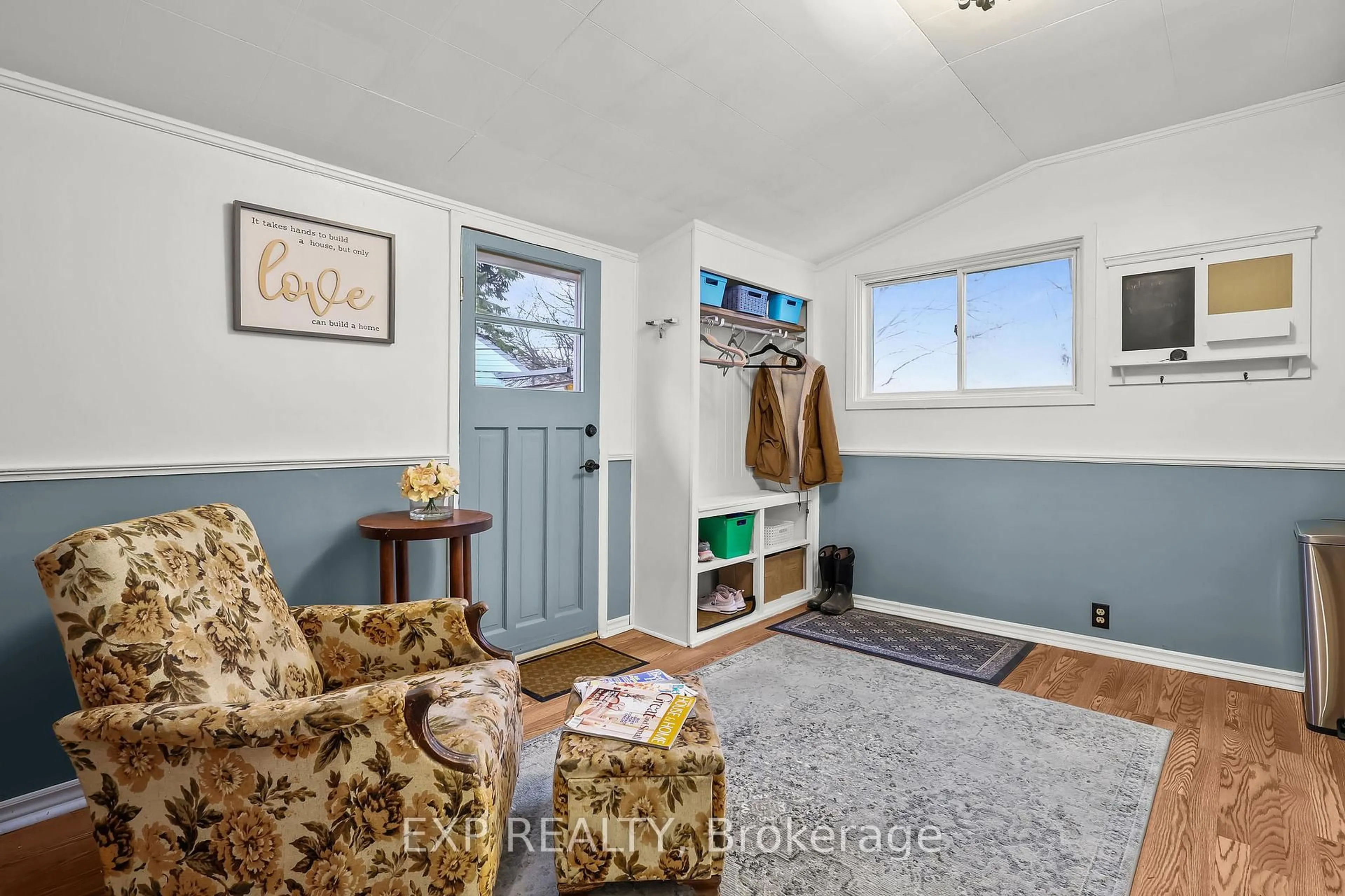 Indoor entryway for 137 Oak St, Chatham-Kent Ontario N0P 1C0