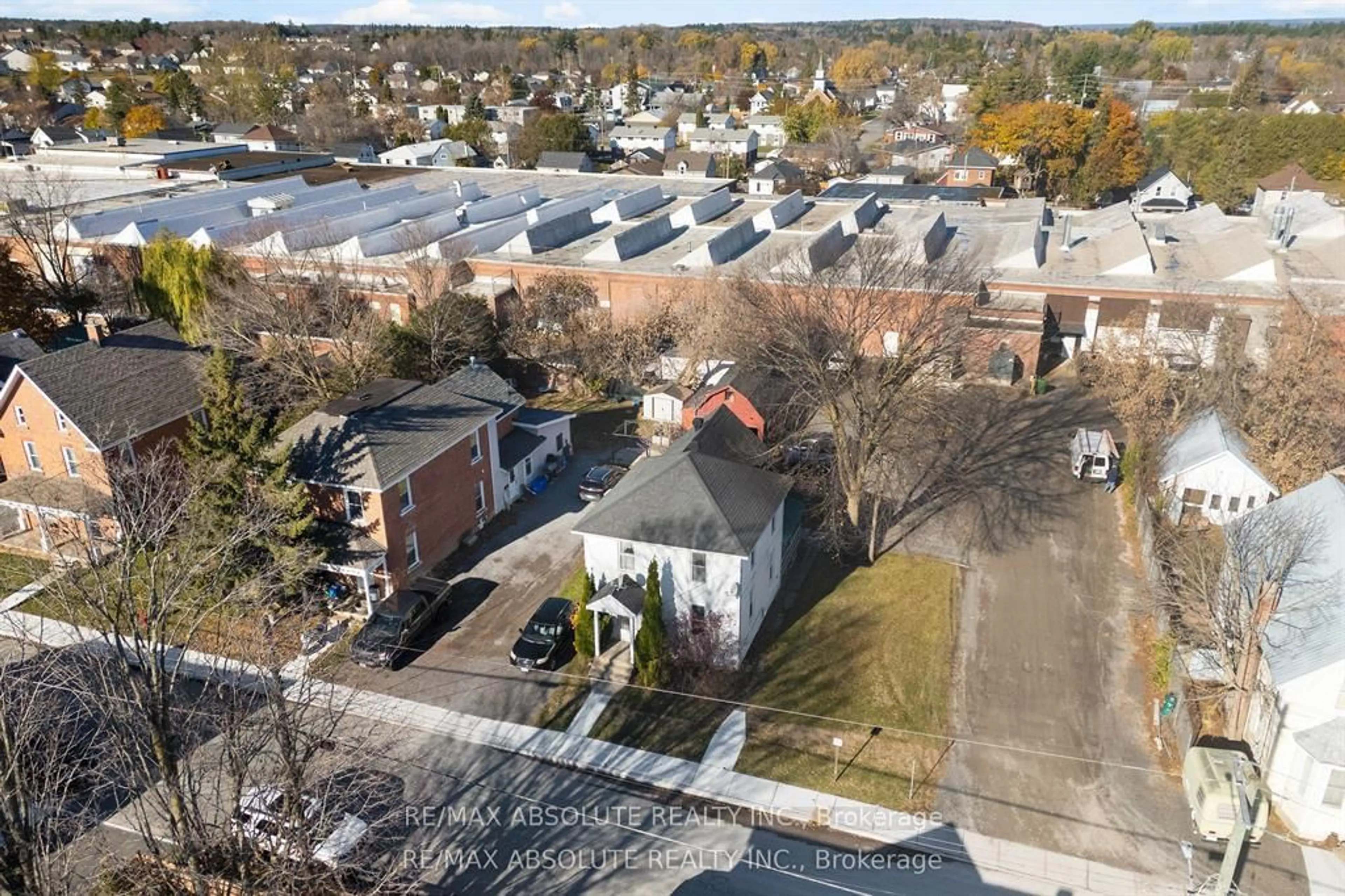 A pic from outside/outdoor area/front of a property/back of a property/a pic from drone, street for 27 MacDonald St, Arnprior Ontario K7S 2W4