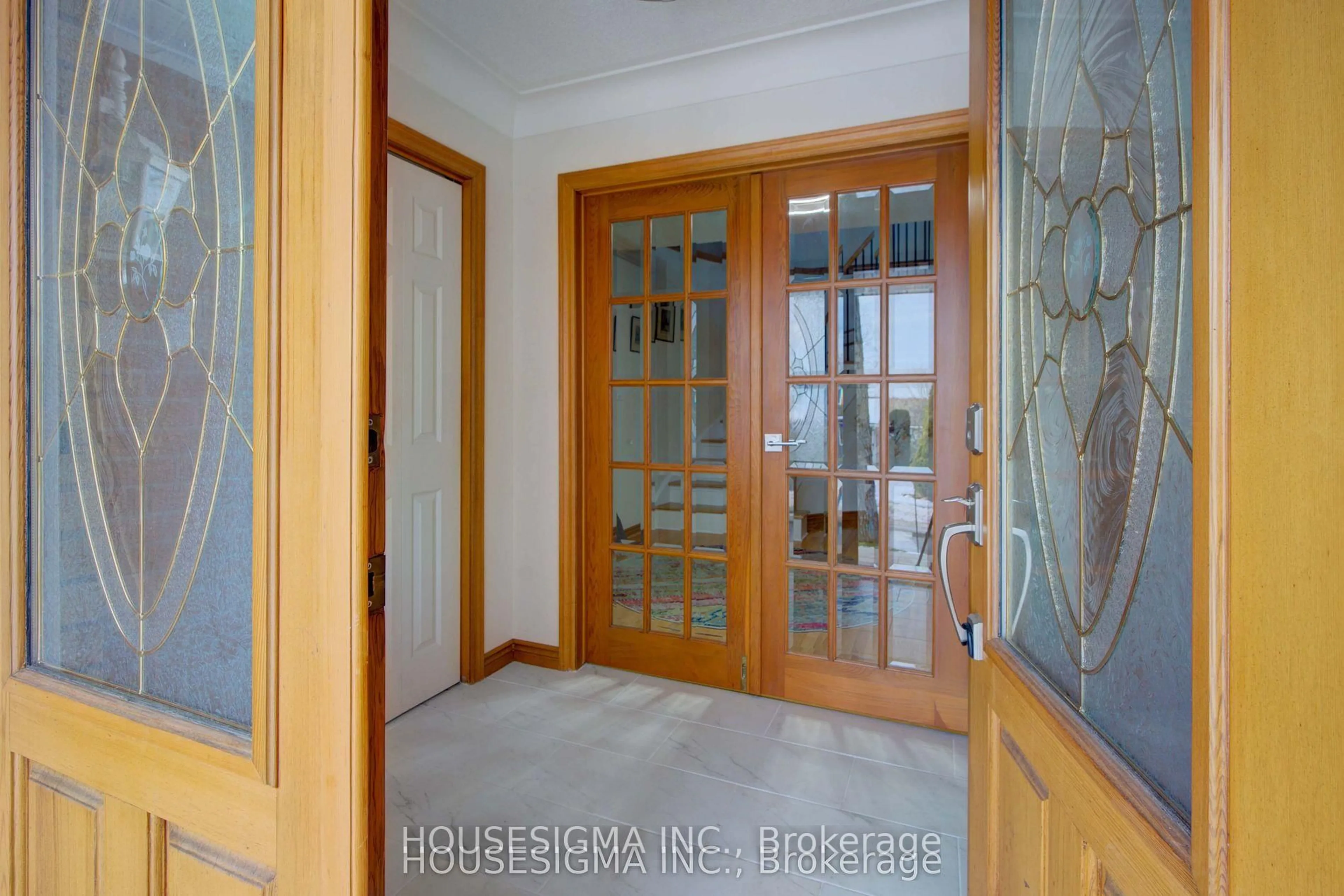 Indoor foyer for 542 Rankin Cres, Kingston Ontario K7M 7L4