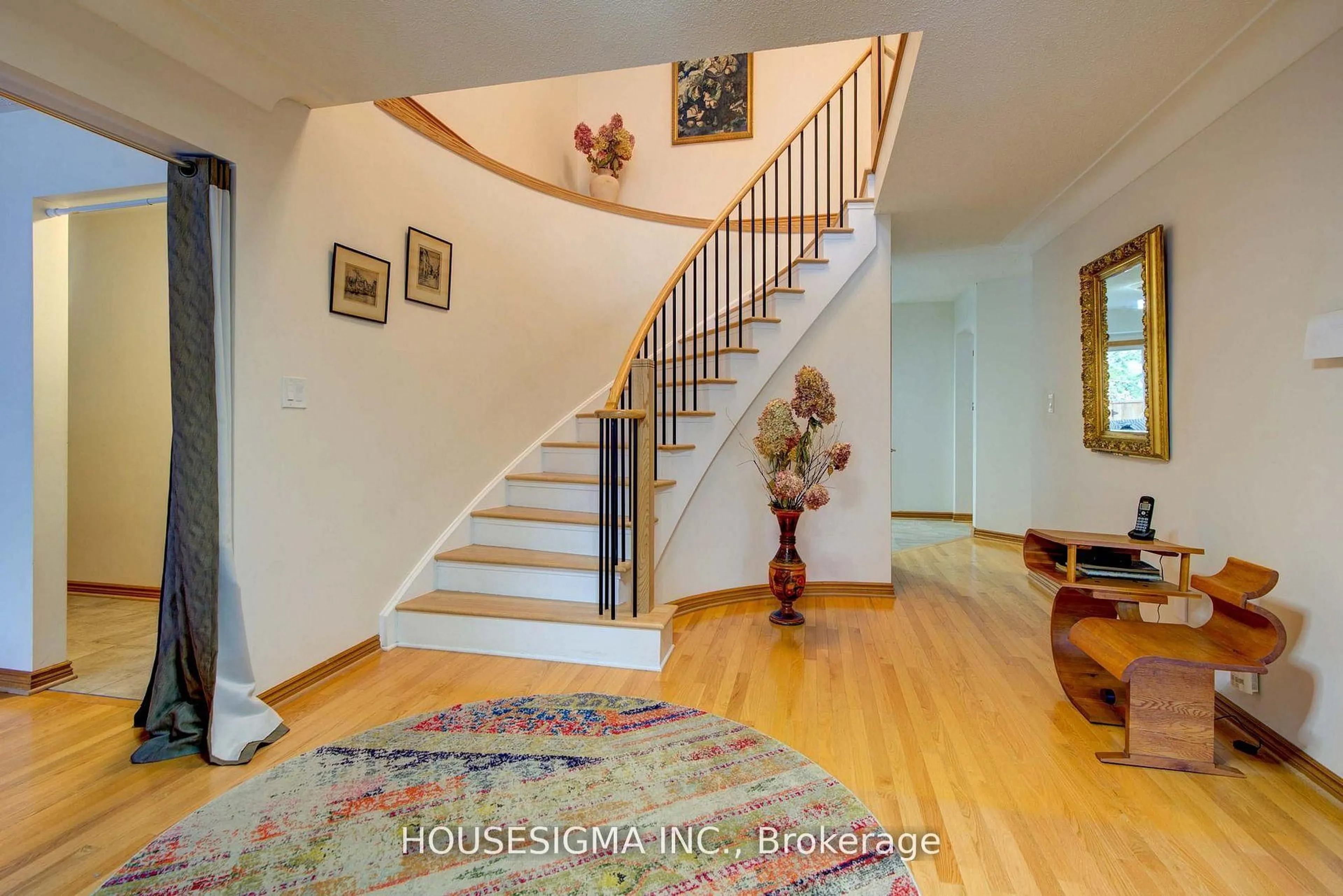 Indoor foyer for 542 Rankin Cres, Kingston Ontario K7M 7L4