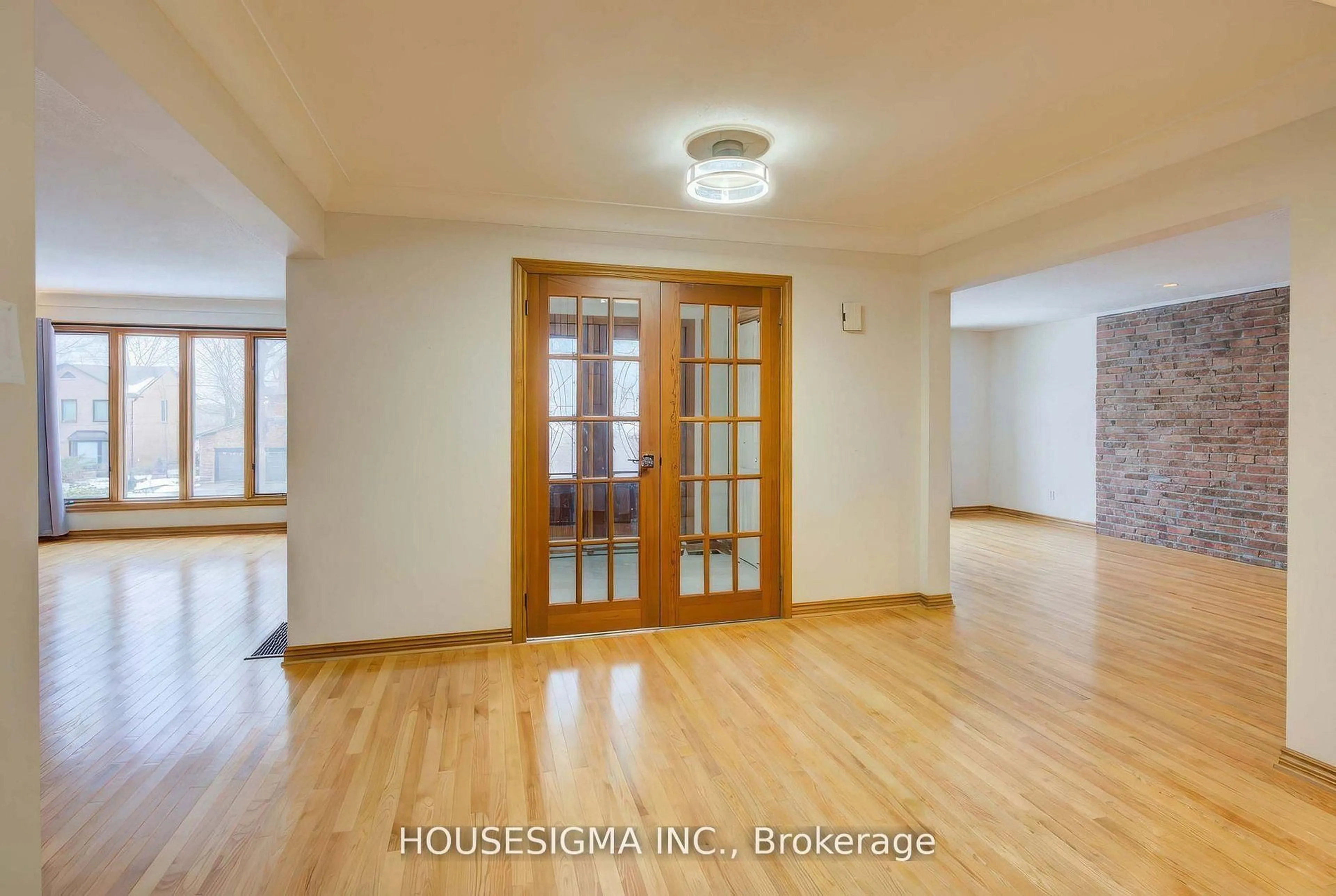 Indoor foyer for 542 Rankin Cres, Kingston Ontario K7M 7L4