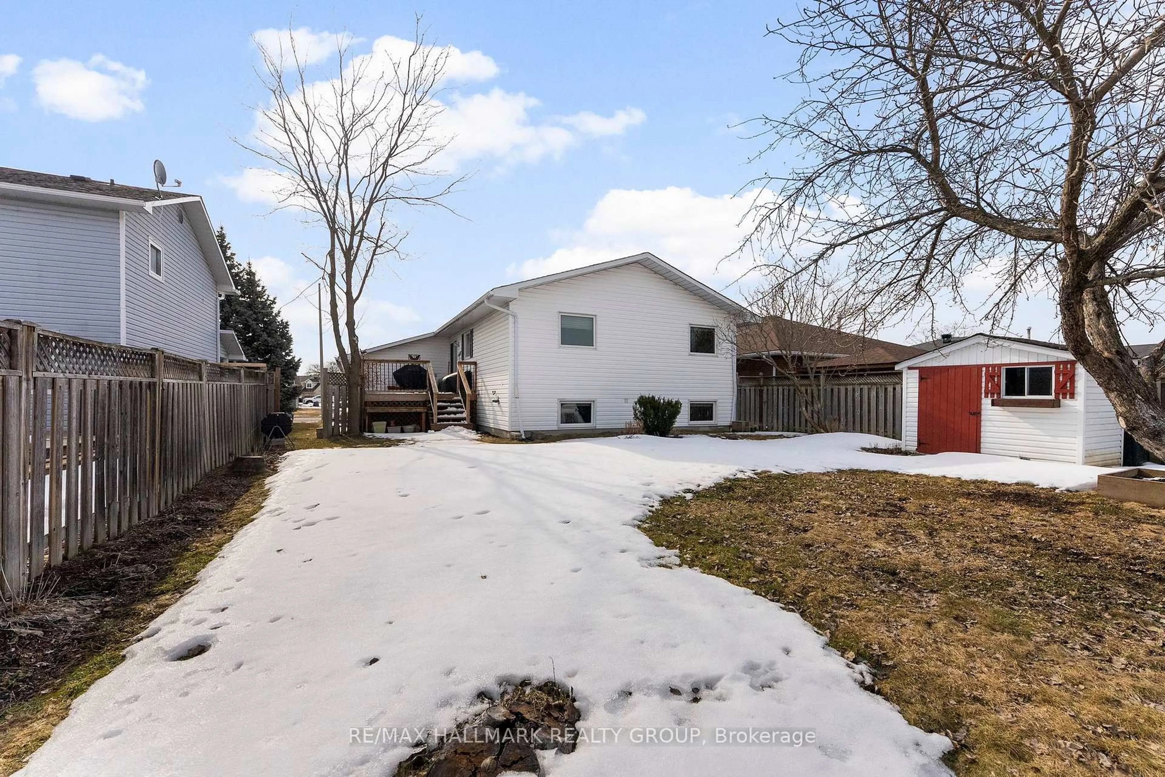 A pic from outside/outdoor area/front of a property/back of a property/a pic from drone, street for 156 Charles St, Arnprior Ontario K7S 1A7