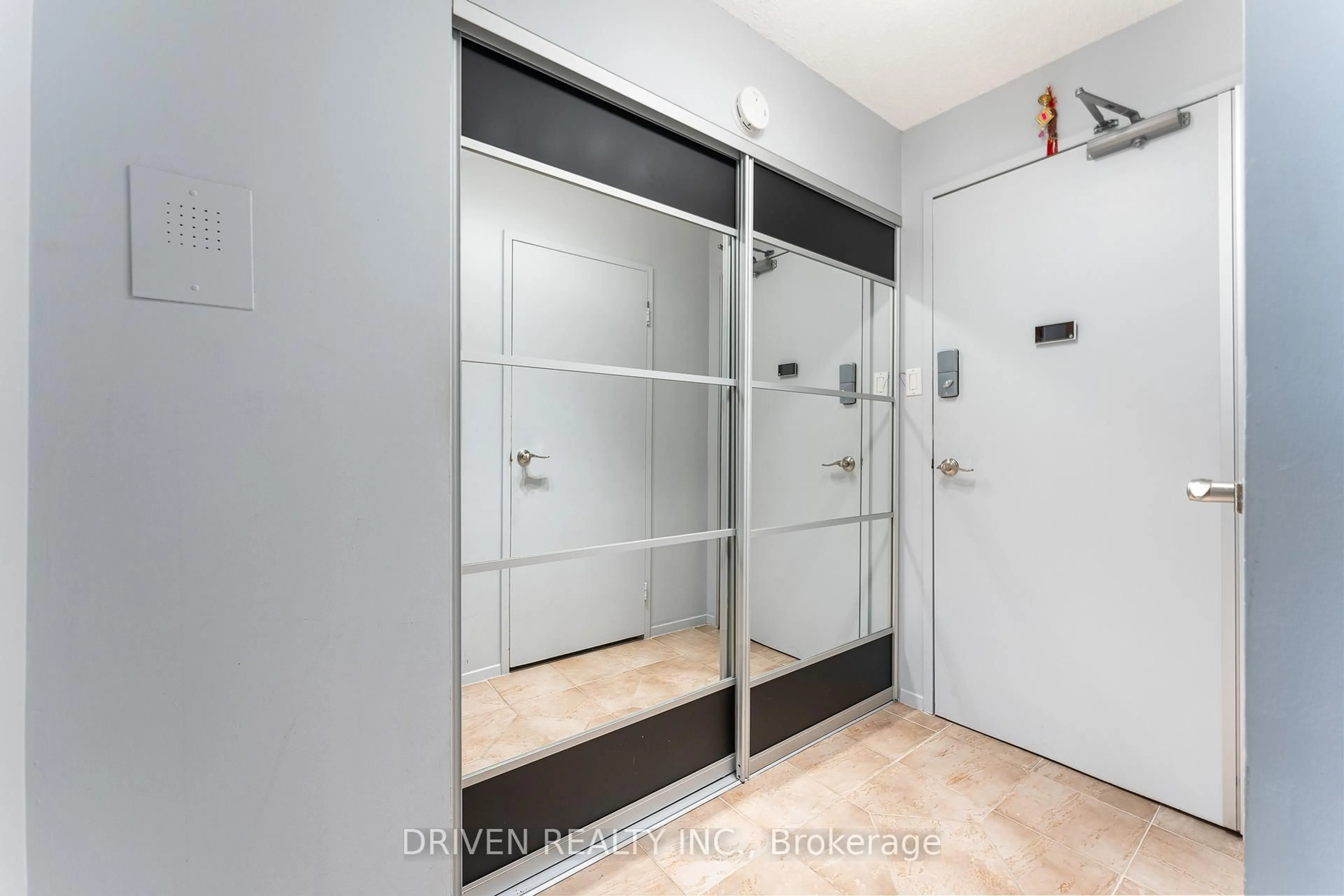 Unknown for 158 A McArthur Ave #404, Ottawa Ontario K1L 7E7