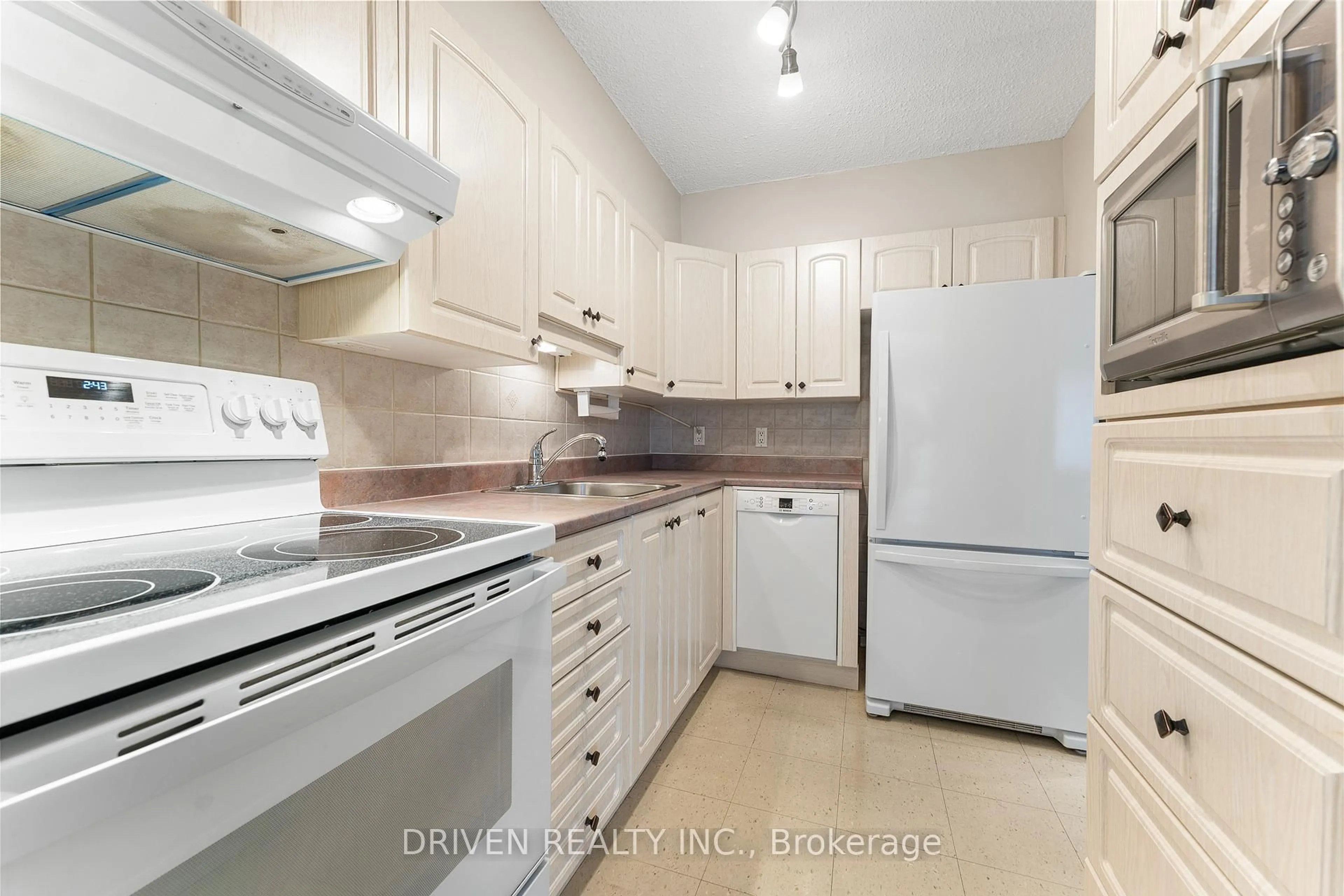 Standard kitchen, unknown for 158 A McArthur Ave #404, Ottawa Ontario K1L 7E7